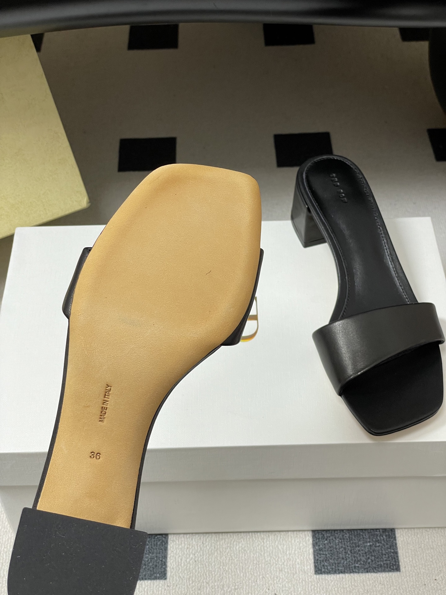 -THE ROW 26春夏新款TR简易方头一字带粗跟凉拖鞋第一眼看到这个鞋子就爱上了，带点复古味随性搭配