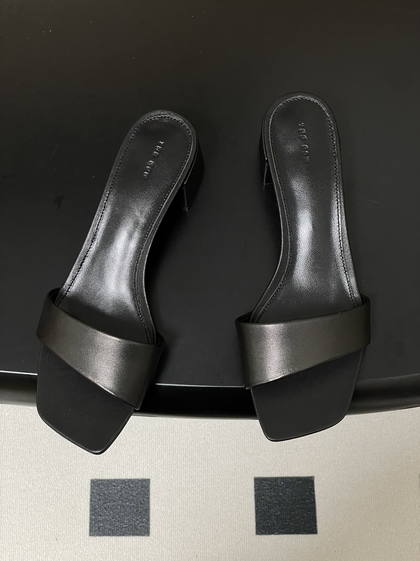 -THE ROW 26春夏新款TR简易方头一字带粗跟凉拖鞋第一眼看到这个鞋子就爱上了，带点复古味随性搭配