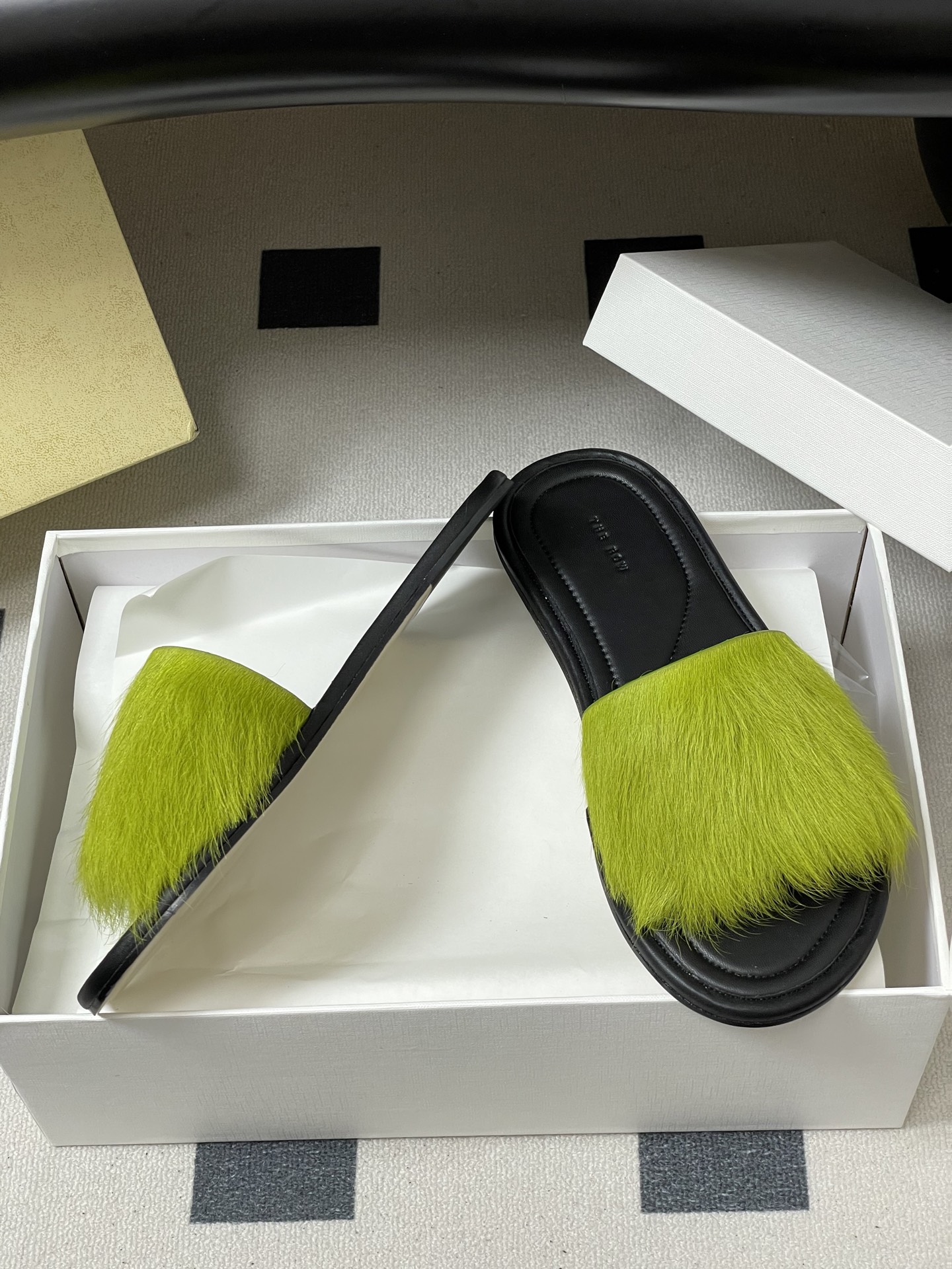 -THE ROW 26春夏新款TR简易貂毛平底凉拖鞋第一眼看到这个鞋子就爱上了，带点复古味随性搭配性感迷