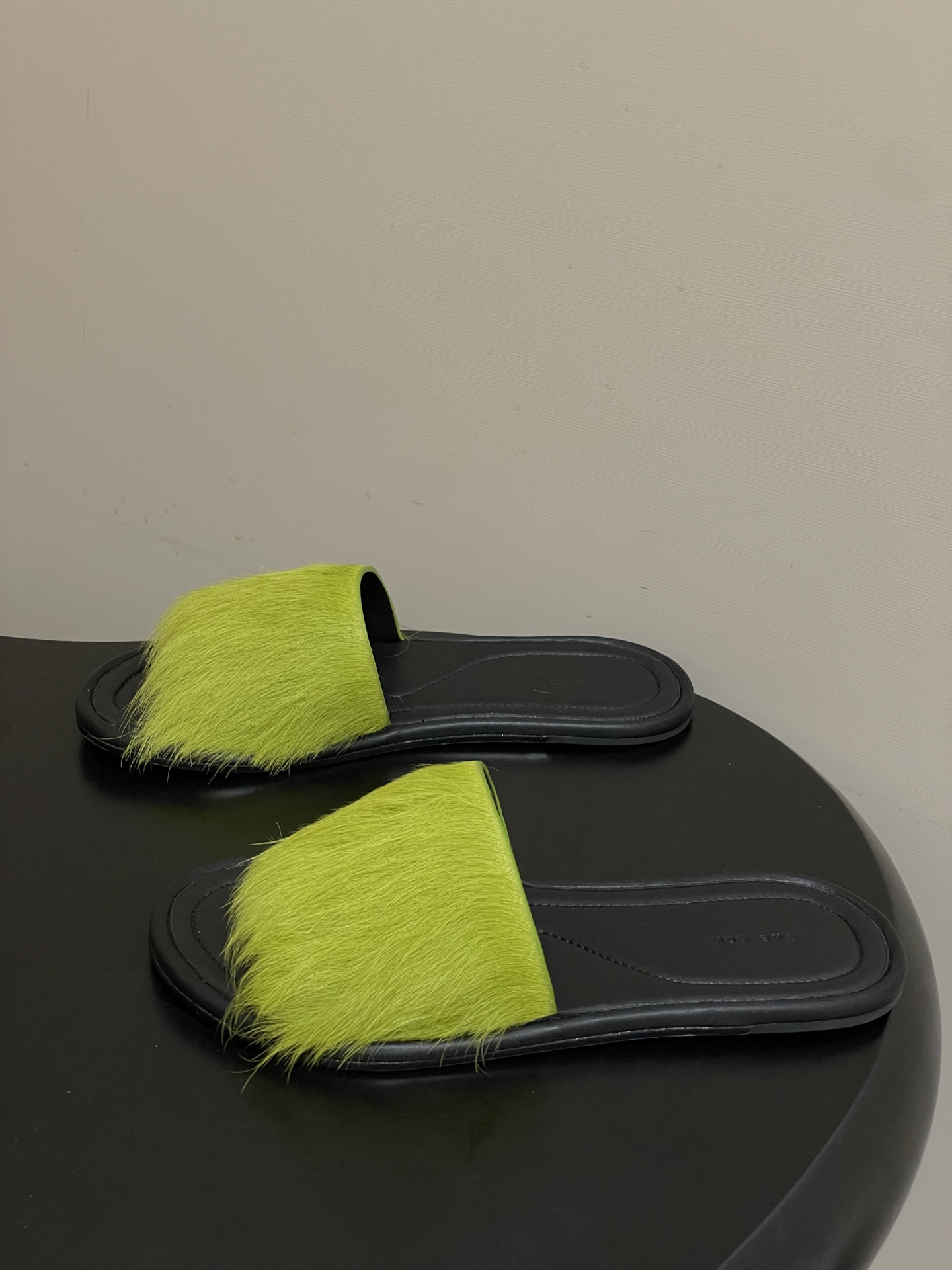 -THE ROW 26春夏新款TR简易貂毛平底凉拖鞋第一眼看到这个鞋子就爱上了，带点复古味随性搭配性感迷