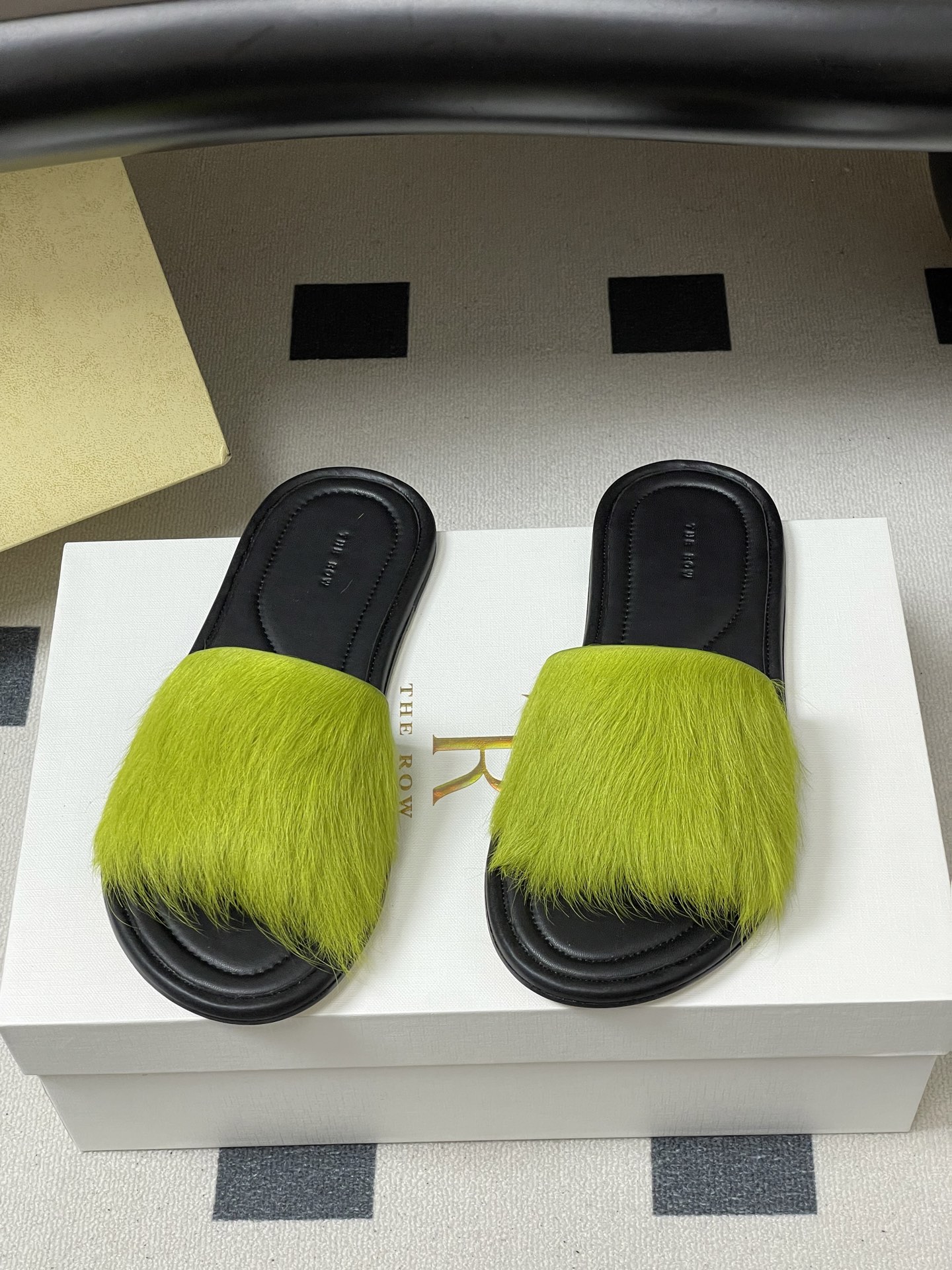 -THE ROW 26春夏新款TR简易貂毛平底凉拖鞋第一眼看到这个鞋子就爱上了，带点复古味随性搭配性感迷