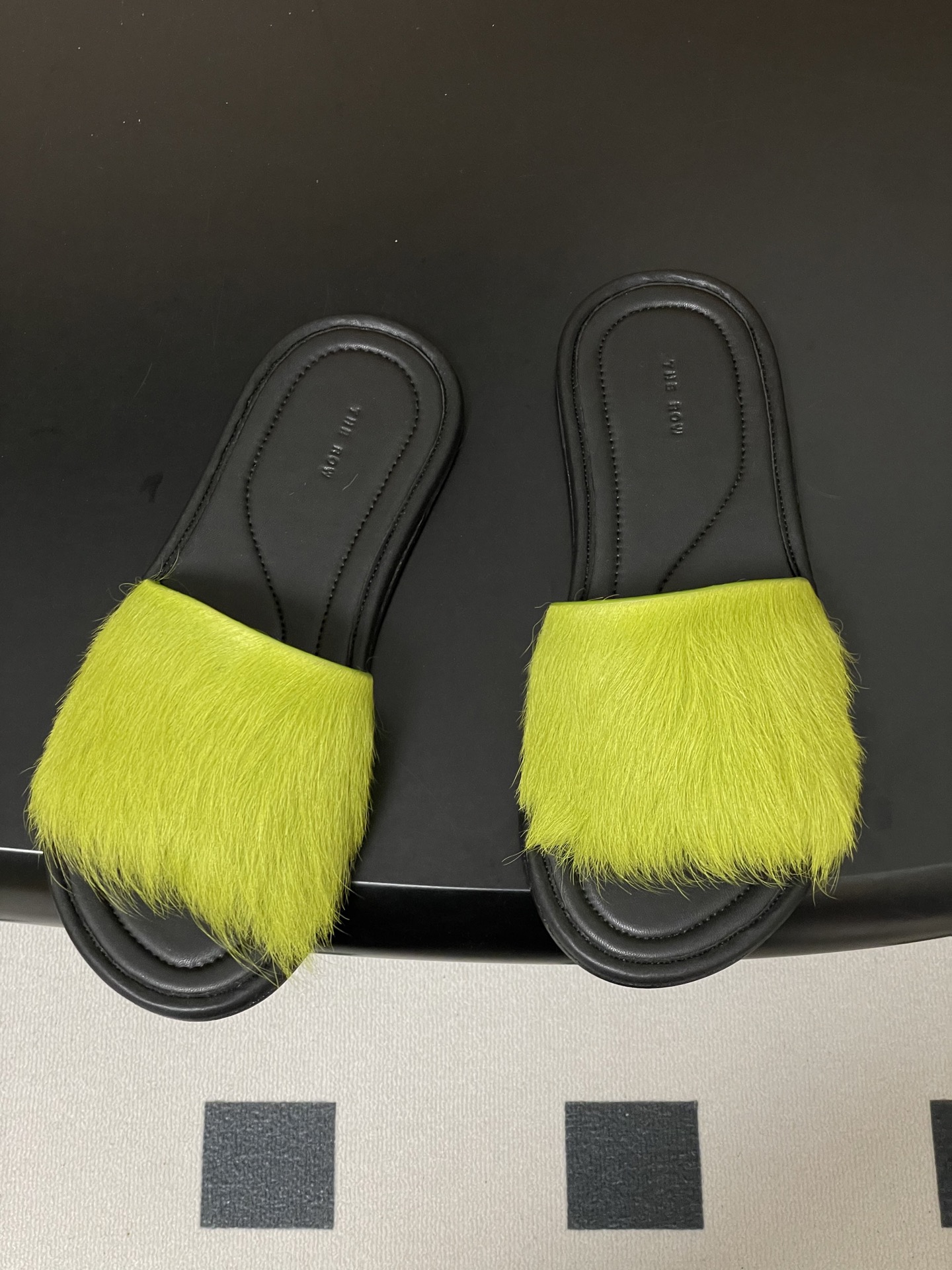 -THE ROW 26春夏新款TR简易貂毛平底凉拖鞋第一眼看到这个鞋子就爱上了，带点复古味随性搭配性感迷