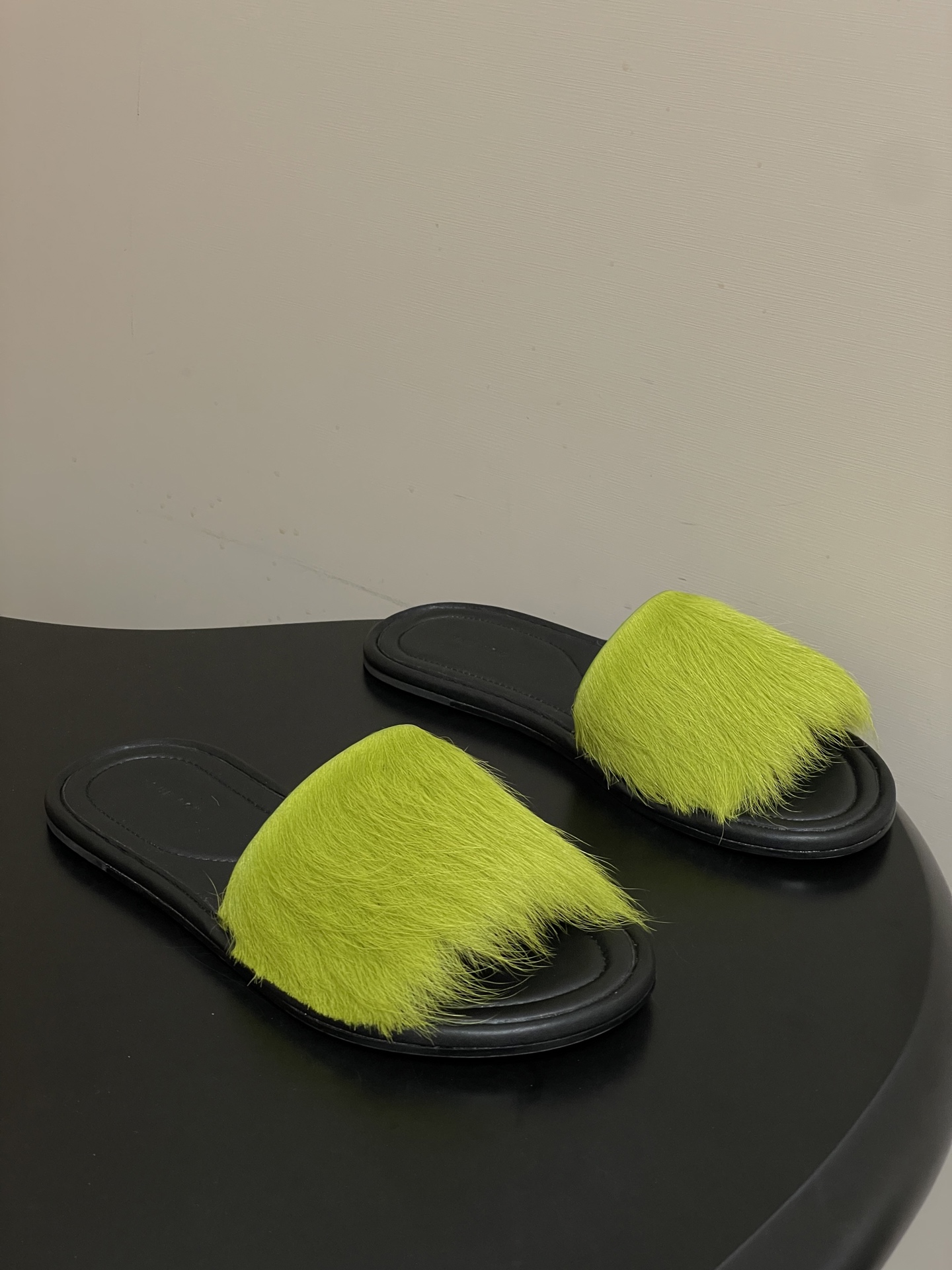 -THE ROW 26春夏新款TR简易貂毛平底凉拖鞋第一眼看到这个鞋子就爱上了，带点复古味随性搭配性感迷