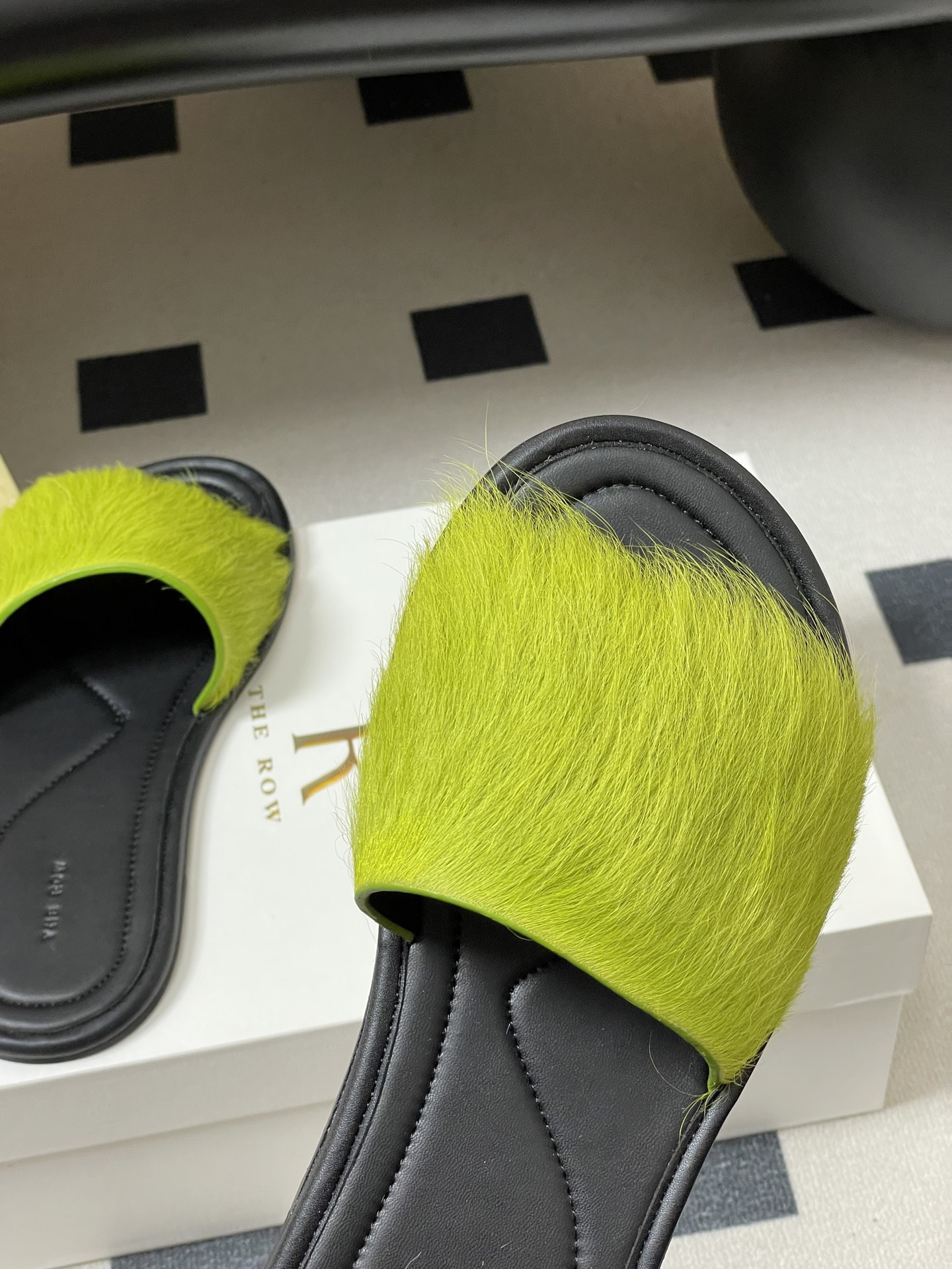 -THE ROW 26春夏新款TR简易貂毛平底凉拖鞋第一眼看到这个鞋子就爱上了，带点复古味随性搭配性感迷
