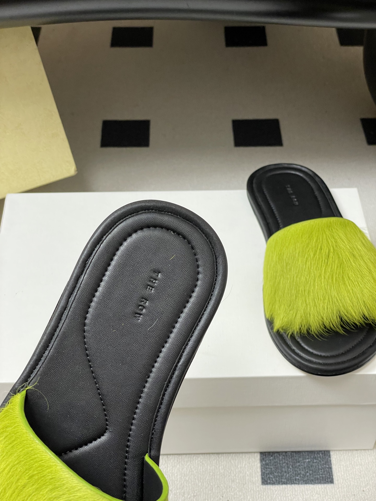 -THE ROW 26春夏新款TR简易貂毛平底凉拖鞋第一眼看到这个鞋子就爱上了，带点复古味随性搭配性感迷