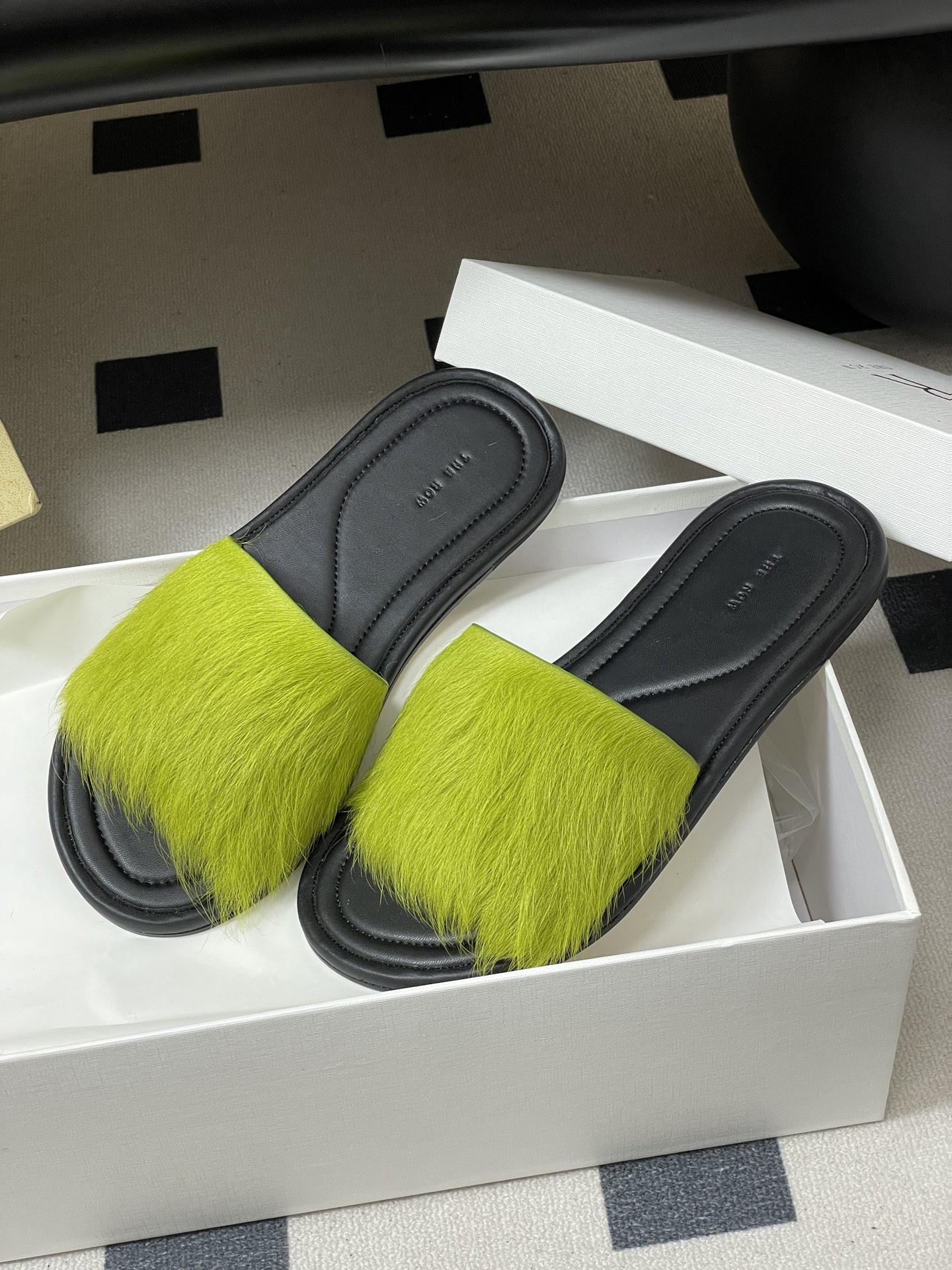 -THE ROW 26春夏新款TR简易貂毛平底凉拖鞋第一眼看到这个鞋子就爱上了，带点复古味随性搭配性感迷