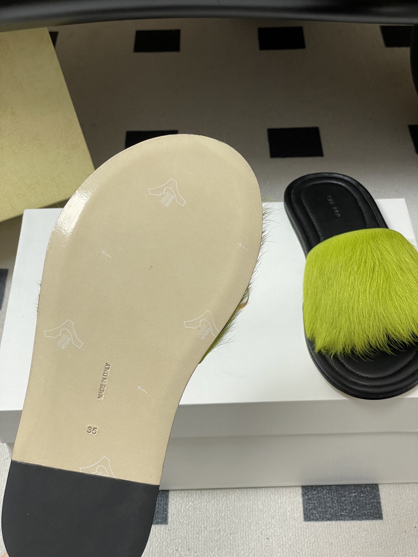 -THE ROW 26春夏新款TR简易貂毛平底凉拖鞋第一眼看到这个鞋子就爱上了，带点复古味随性搭配性感迷