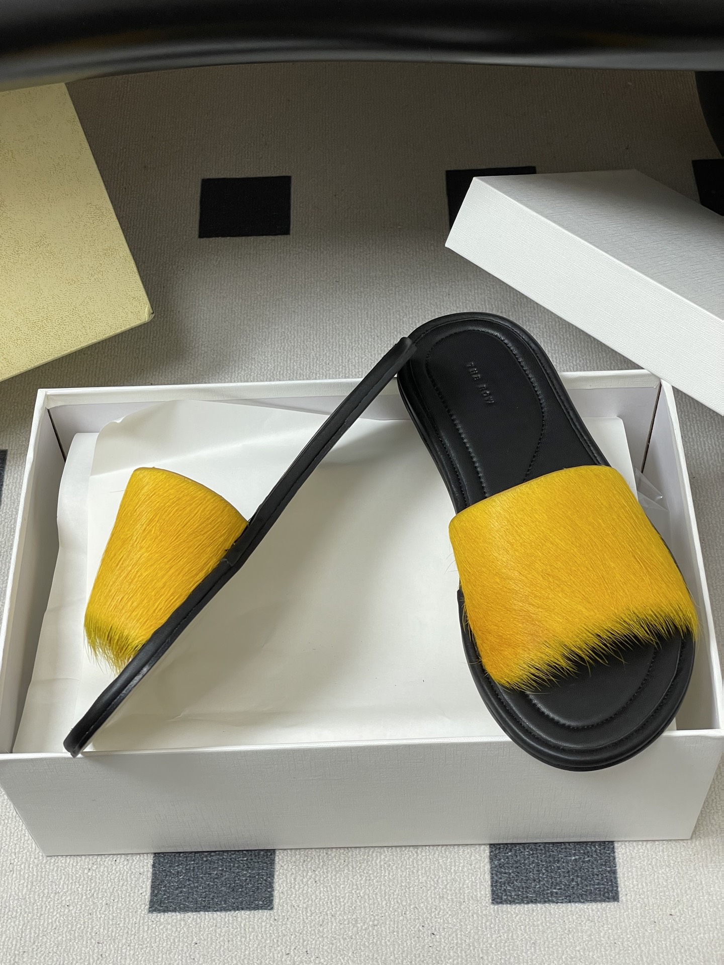 -THE ROW 26春夏新款TR简易貂毛平底凉拖鞋第一眼看到这个鞋子就爱上了，带点复古味随性搭配性感迷