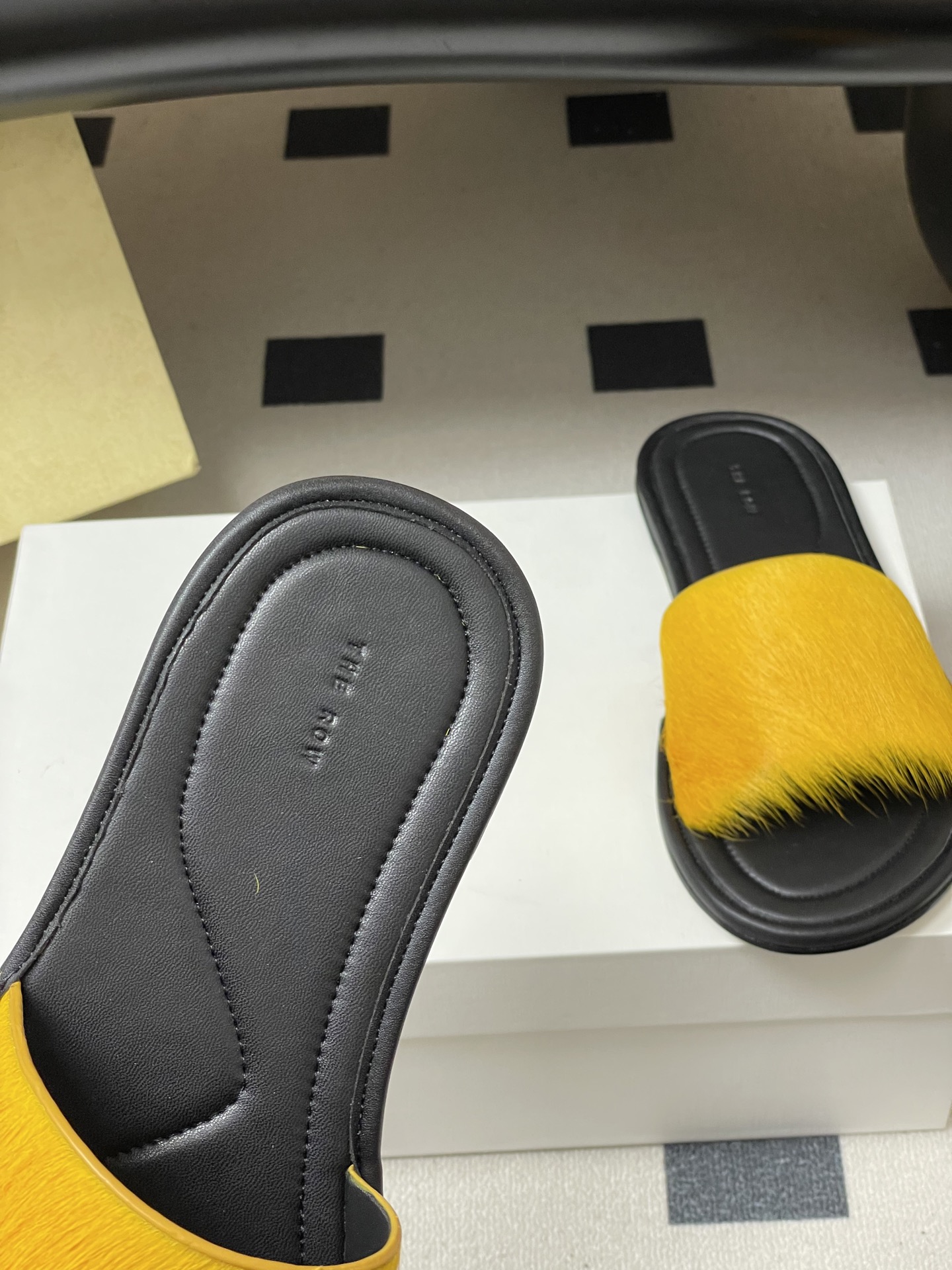 -THE ROW 26春夏新款TR简易貂毛平底凉拖鞋第一眼看到这个鞋子就爱上了，带点复古味随性搭配性感迷