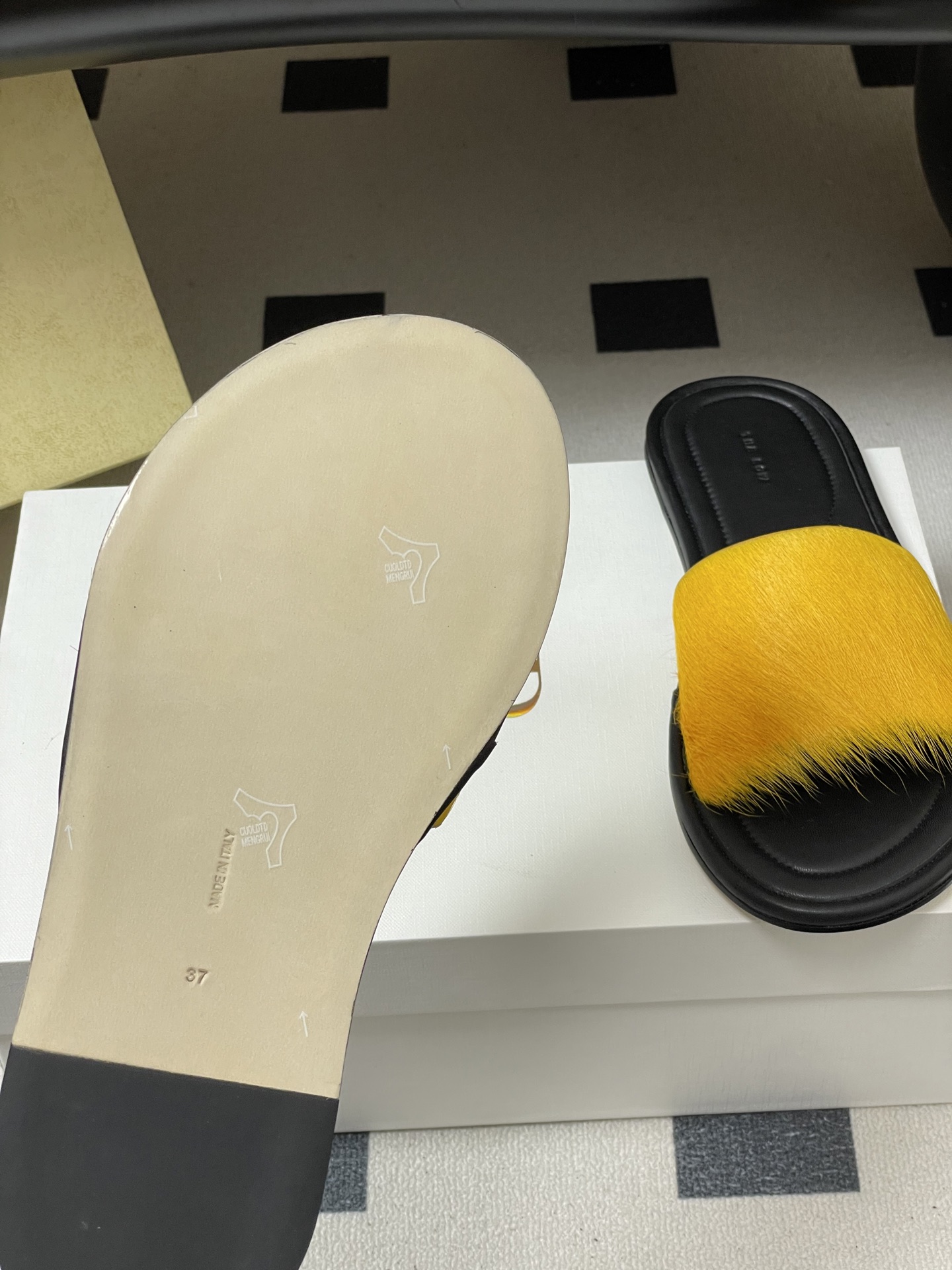 -THE ROW 26春夏新款TR简易貂毛平底凉拖鞋第一眼看到这个鞋子就爱上了，带点复古味随性搭配性感迷