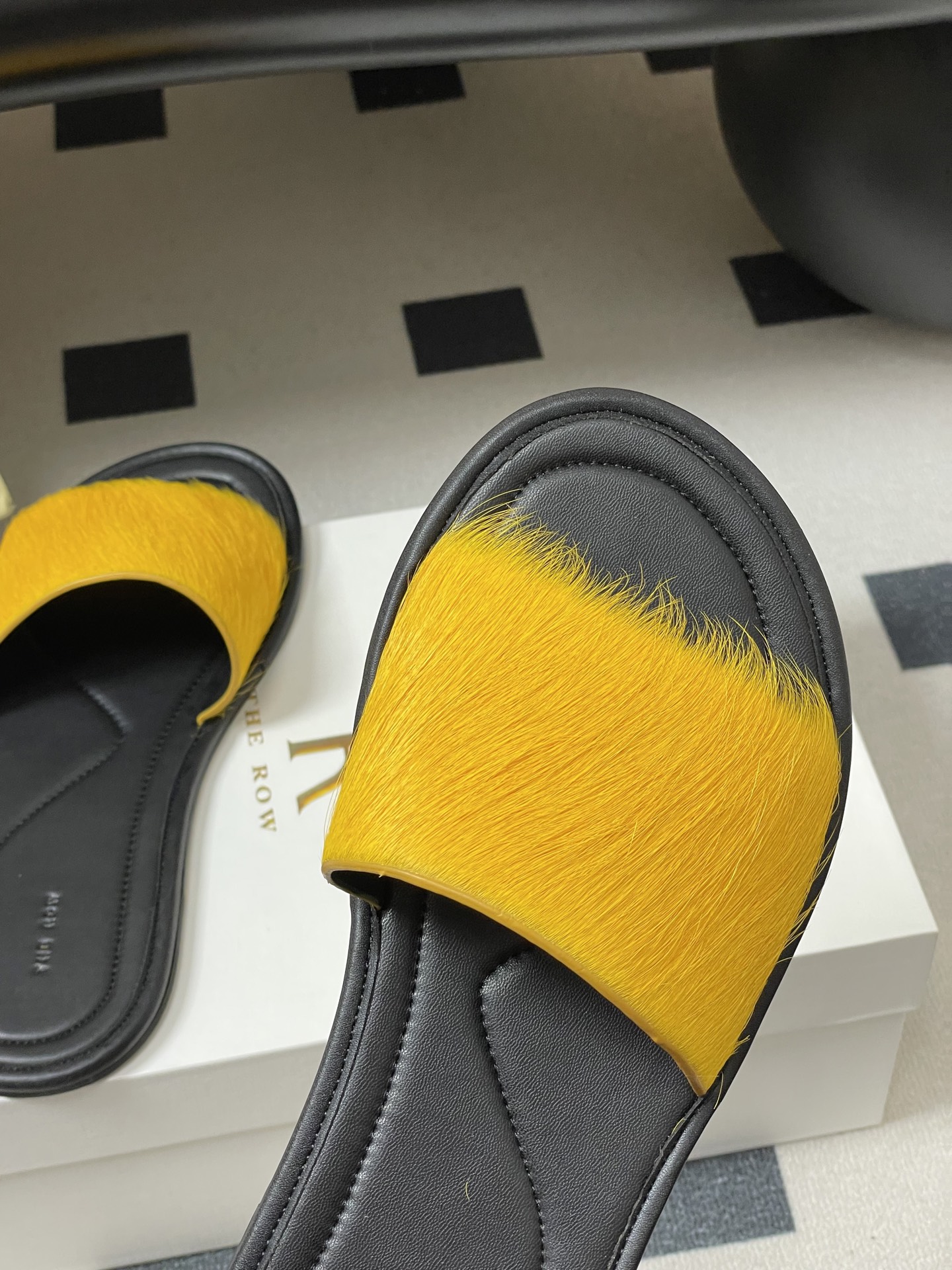 -THE ROW 26春夏新款TR简易貂毛平底凉拖鞋第一眼看到这个鞋子就爱上了，带点复古味随性搭配性感迷