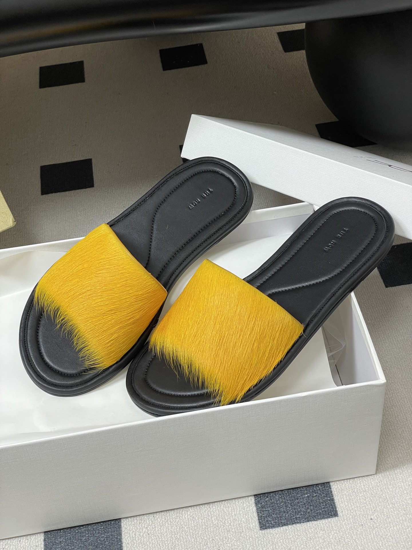 -THE ROW 26春夏新款TR简易貂毛平底凉拖鞋第一眼看到这个鞋子就爱上了，带点复古味随性搭配性感迷