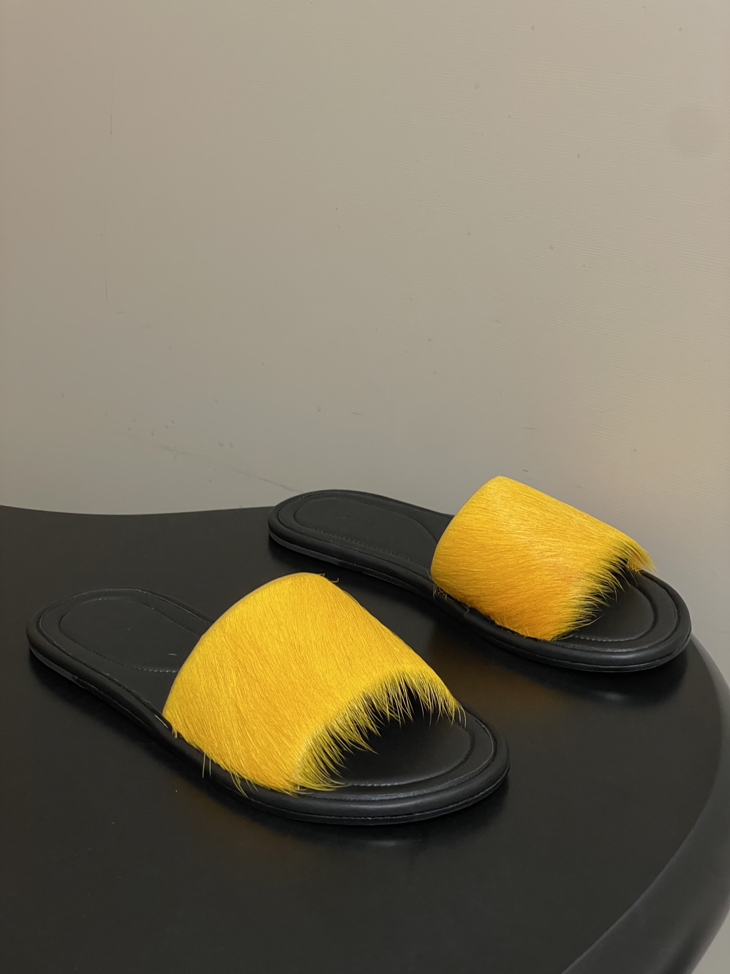 -THE ROW 26春夏新款TR简易貂毛平底凉拖鞋第一眼看到这个鞋子就爱上了，带点复古味随性搭配性感迷