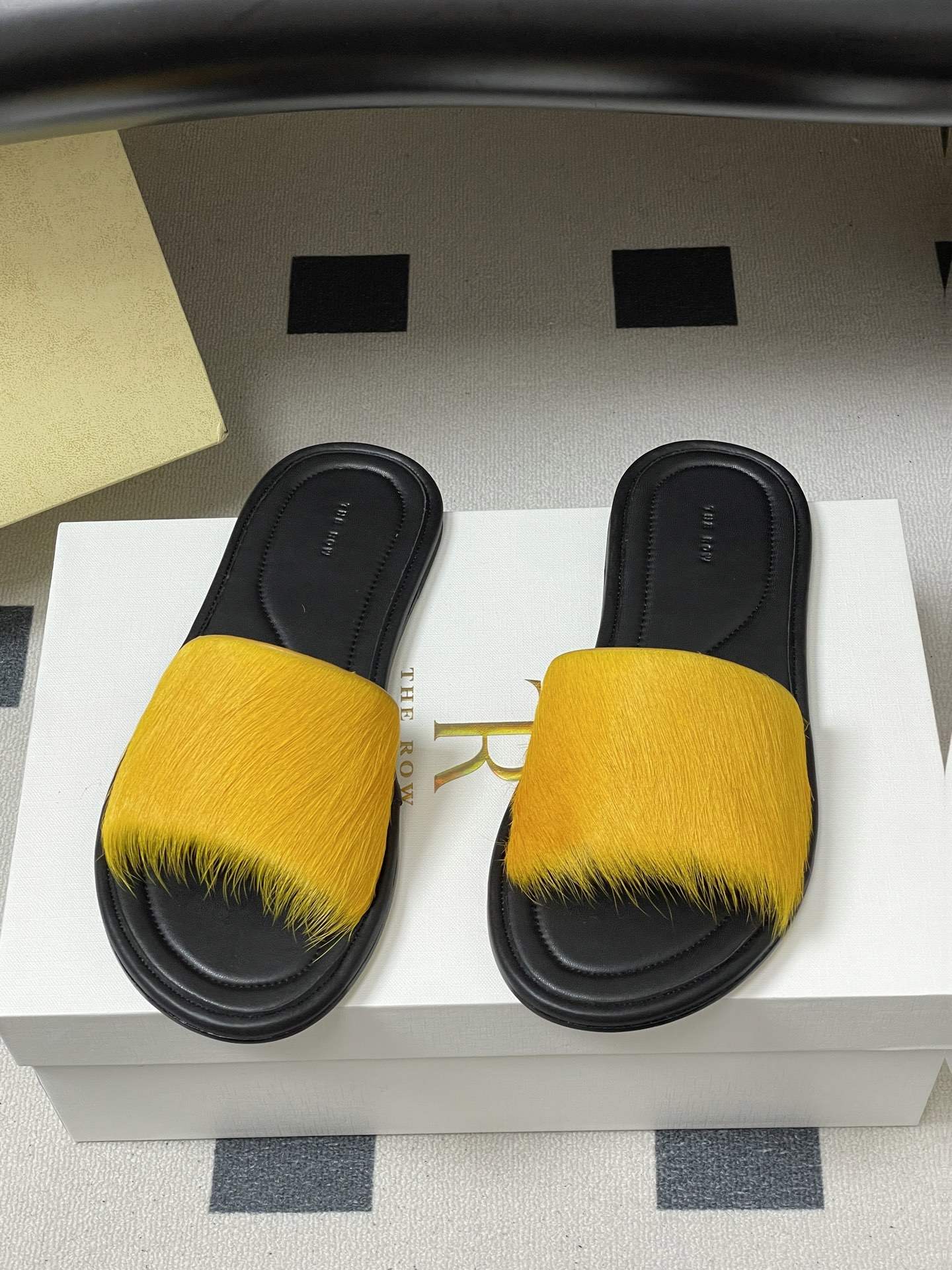 -THE ROW 26春夏新款TR简易貂毛平底凉拖鞋第一眼看到这个鞋子就爱上了，带点复古味随性搭配性感迷