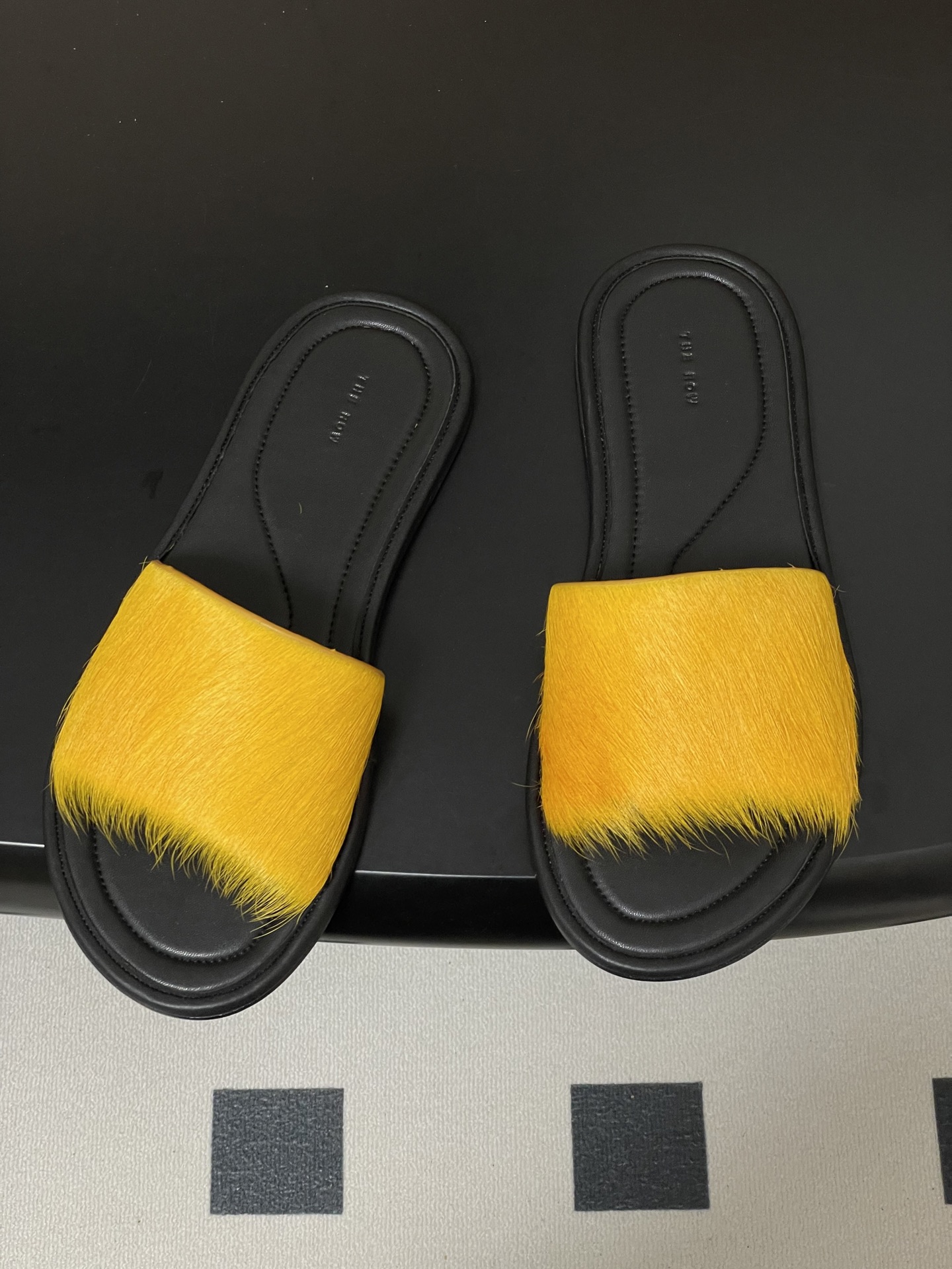 -THE ROW 26春夏新款TR简易貂毛平底凉拖鞋第一眼看到这个鞋子就爱上了，带点复古味随性搭配性感迷