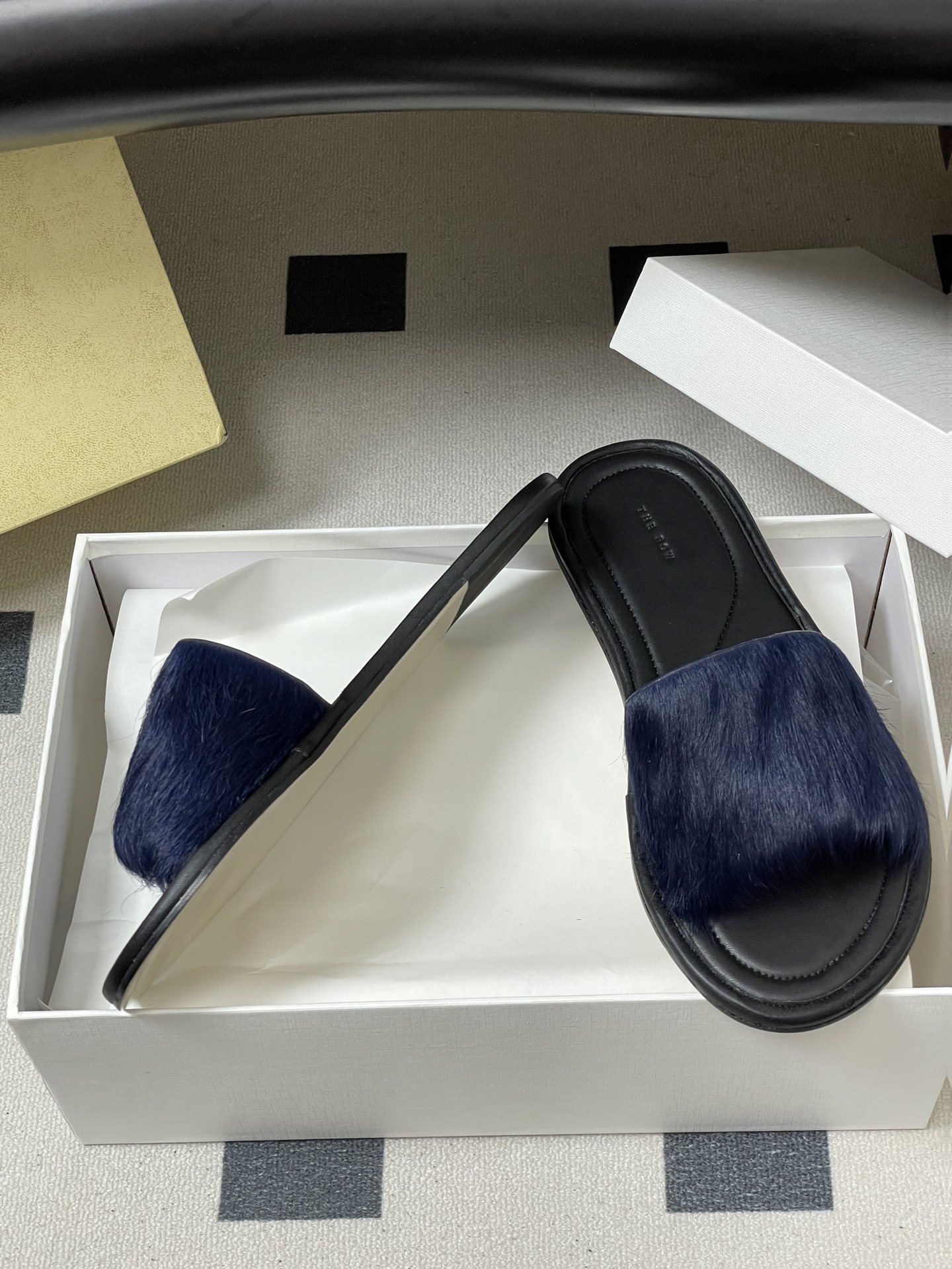 -THE ROW 26春夏新款TR简易貂毛平底凉拖鞋第一眼看到这个鞋子就爱上了，带点复古味随性搭配性感迷