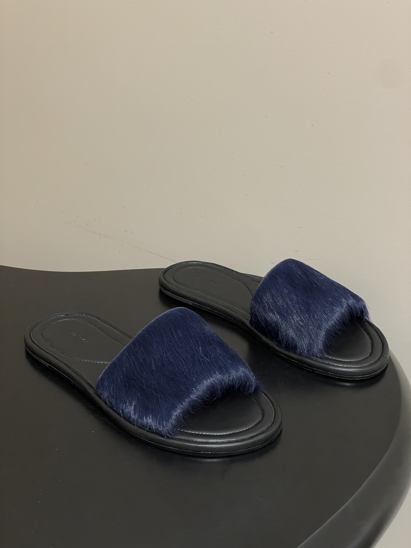 -THE ROW 26春夏新款TR简易貂毛平底凉拖鞋第一眼看到这个鞋子就爱上了，带点复古味随性搭配性感迷