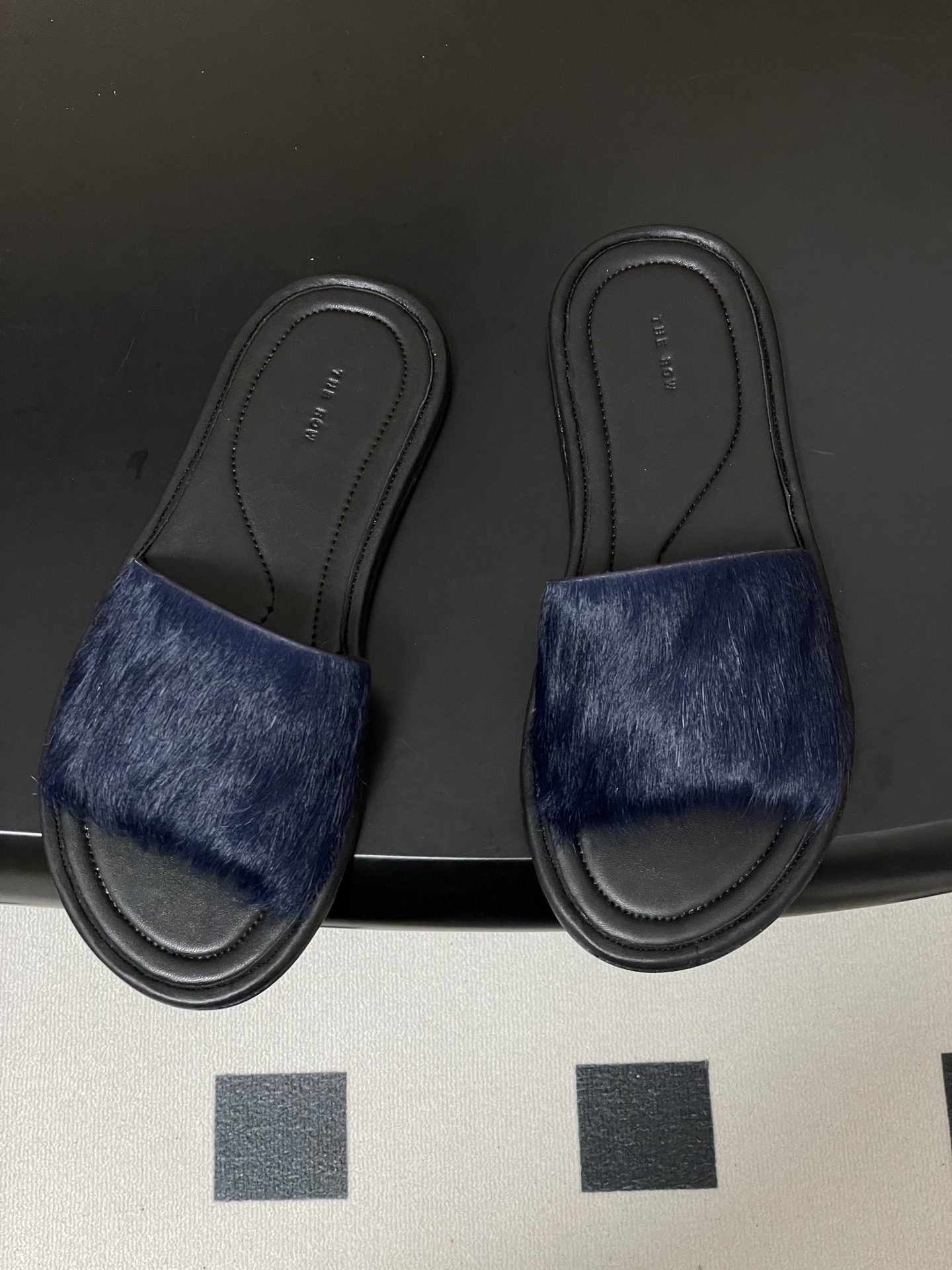 -THE ROW 26春夏新款TR简易貂毛平底凉拖鞋第一眼看到这个鞋子就爱上了，带点复古味随性搭配性感迷