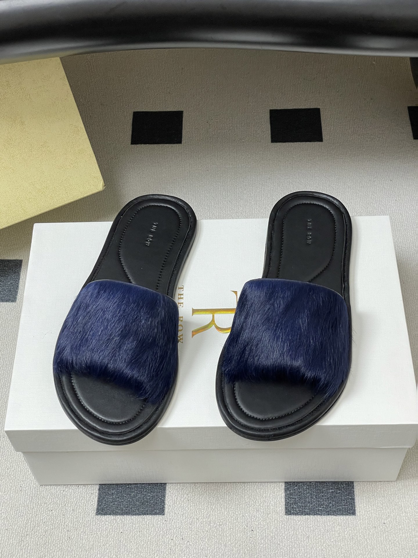 -THE ROW 26春夏新款TR简易貂毛平底凉拖鞋第一眼看到这个鞋子就爱上了，带点复古味随性搭配性感迷