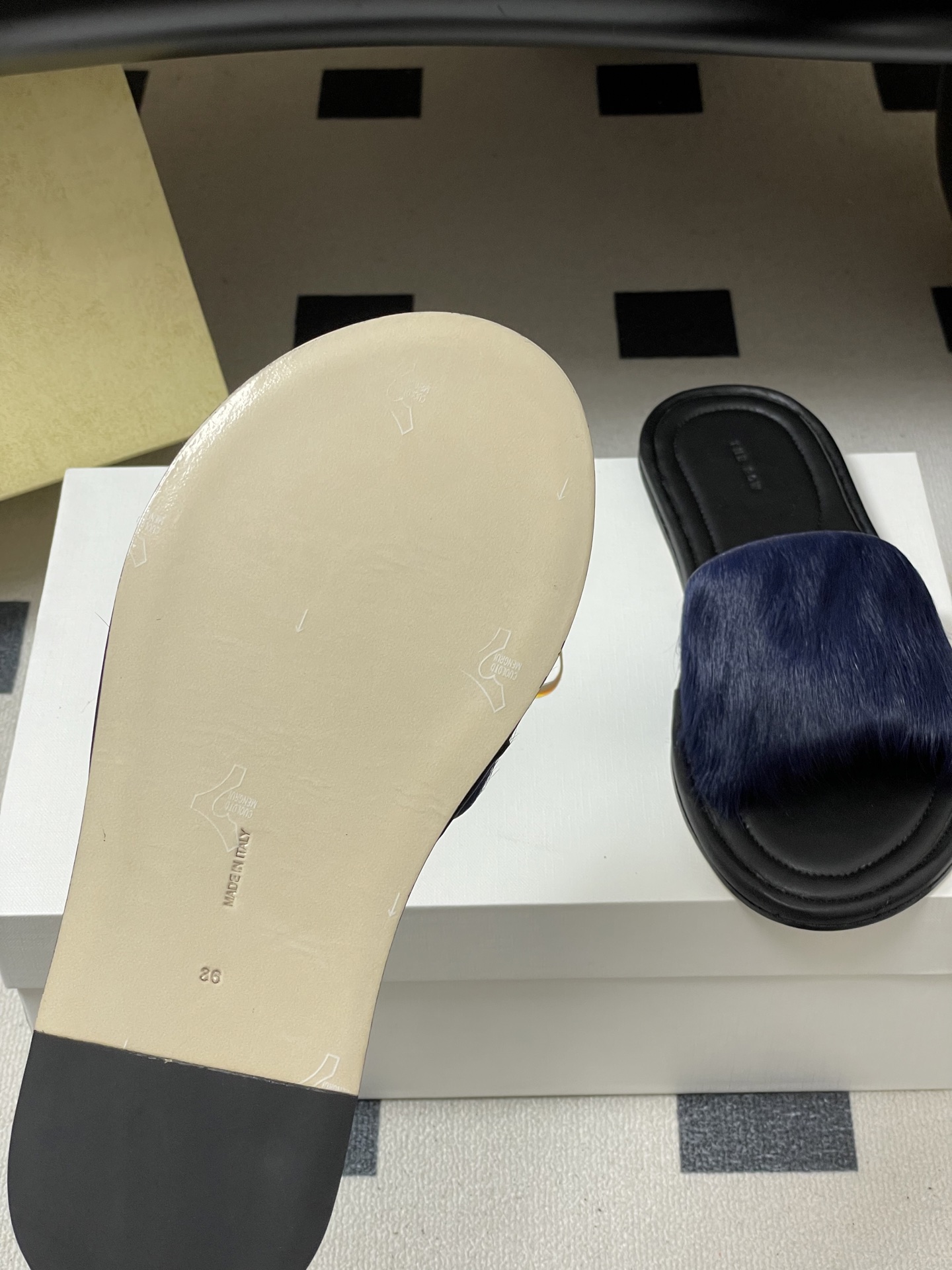 -THE ROW 26春夏新款TR简易貂毛平底凉拖鞋第一眼看到这个鞋子就爱上了，带点复古味随性搭配性感迷