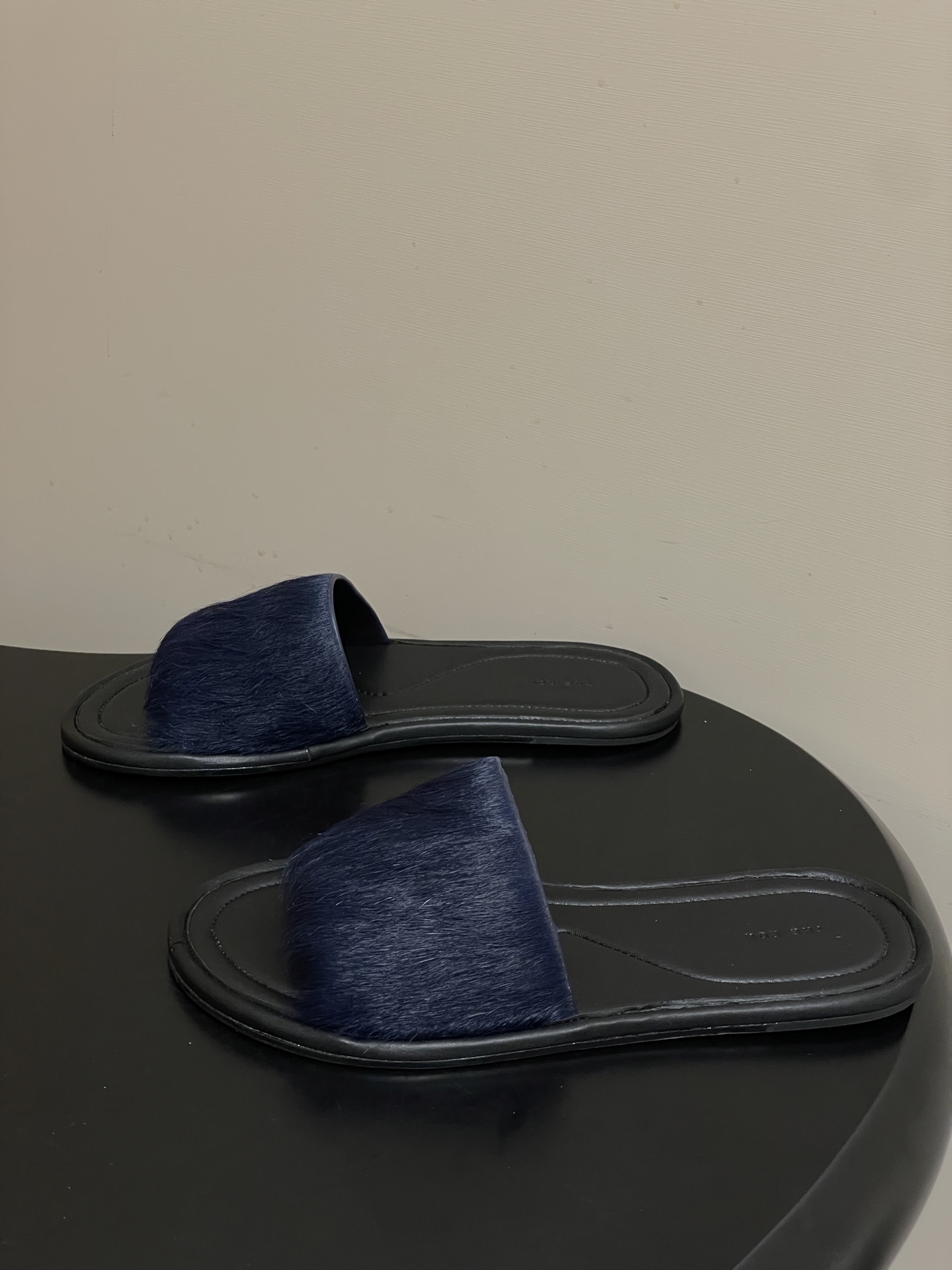 -THE ROW 26春夏新款TR简易貂毛平底凉拖鞋第一眼看到这个鞋子就爱上了，带点复古味随性搭配性感迷