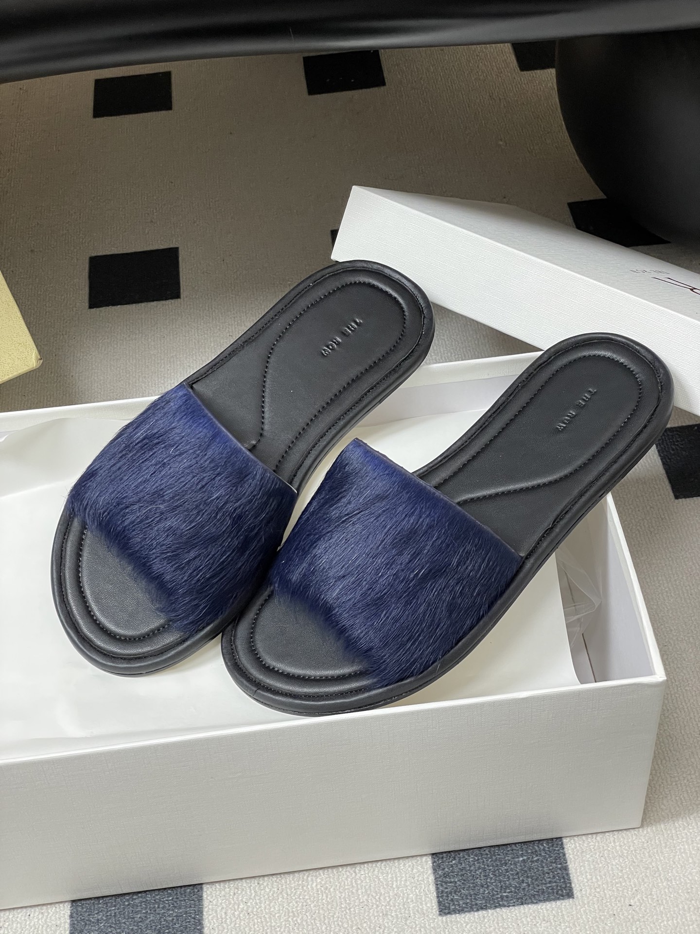 -THE ROW 26春夏新款TR简易貂毛平底凉拖鞋第一眼看到这个鞋子就爱上了，带点复古味随性搭配性感迷