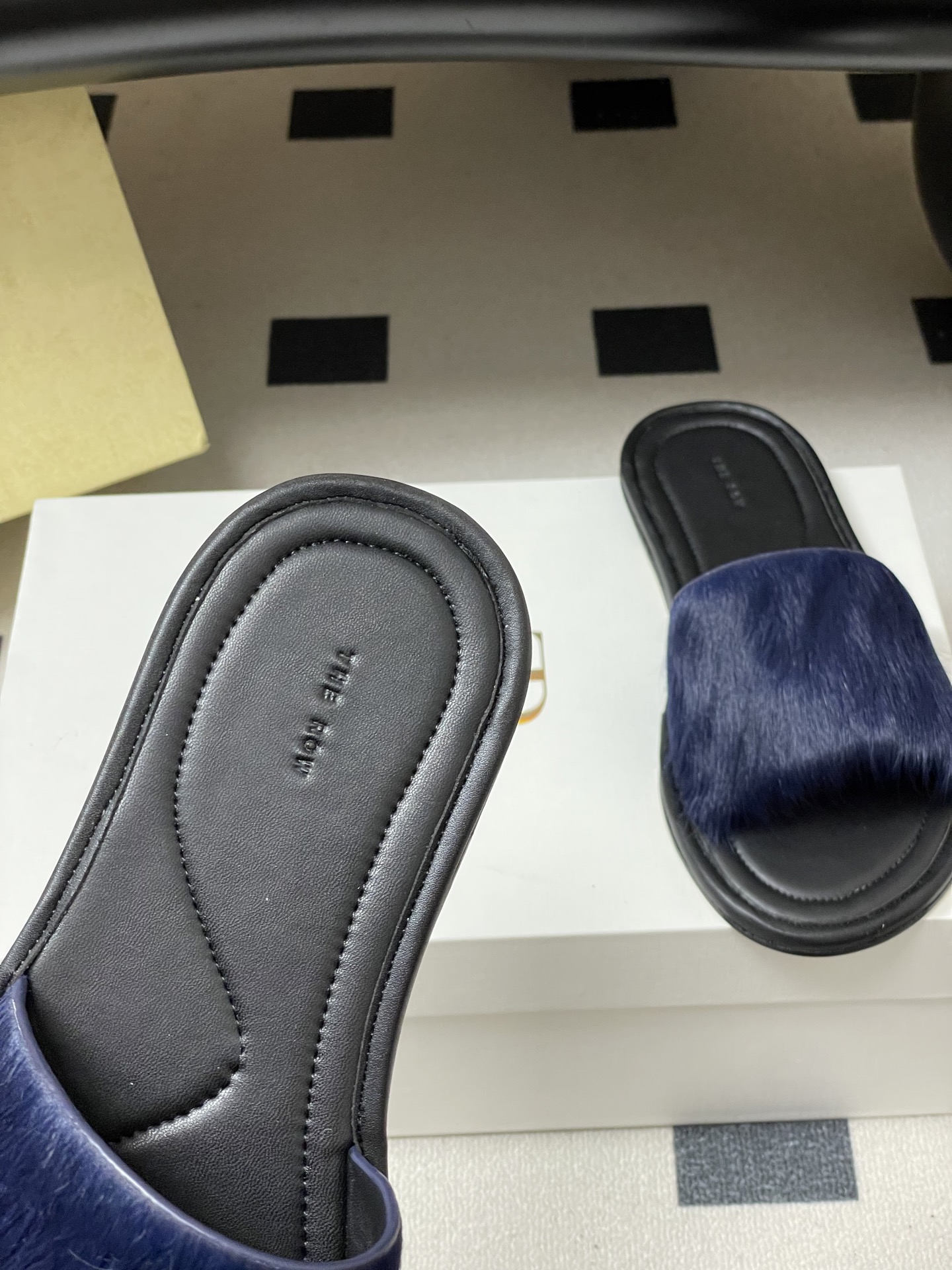 -THE ROW 26春夏新款TR简易貂毛平底凉拖鞋第一眼看到这个鞋子就爱上了，带点复古味随性搭配性感迷