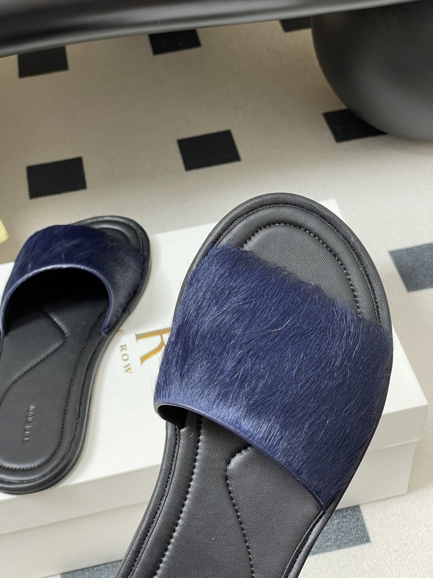 -THE ROW 26春夏新款TR简易貂毛平底凉拖鞋第一眼看到这个鞋子就爱上了，带点复古味随性搭配性感迷