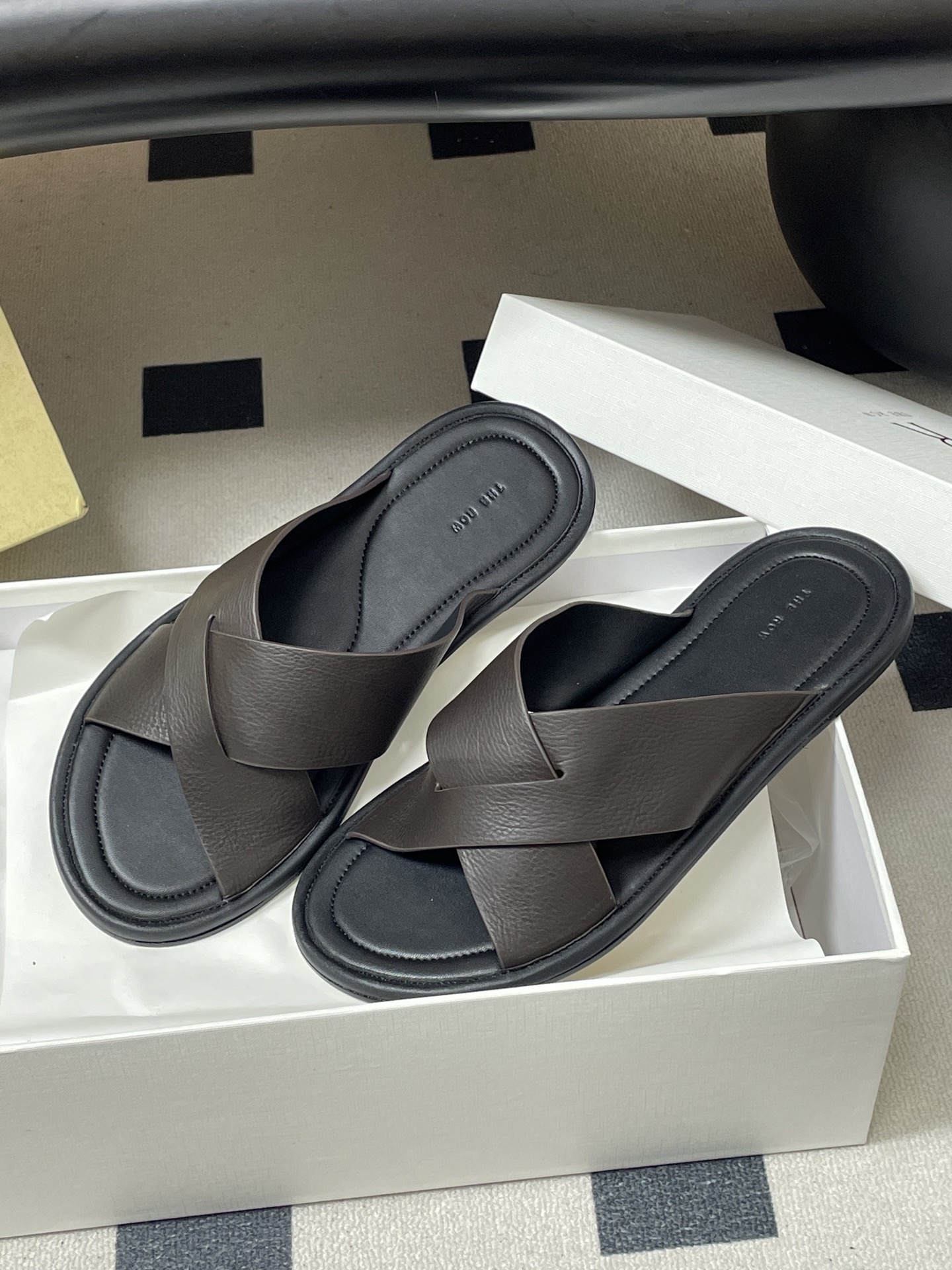 -THE ROW 26春夏新款TR简易交叉带平底凉拖鞋The Row 最大的特色是由剪裁考究的单品构成，