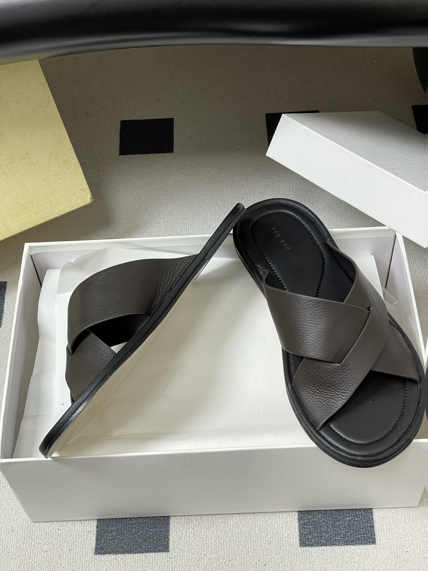 -THE ROW 26春夏新款TR简易交叉带平底凉拖鞋The Row 最大的特色是由剪裁考究的单品构成，