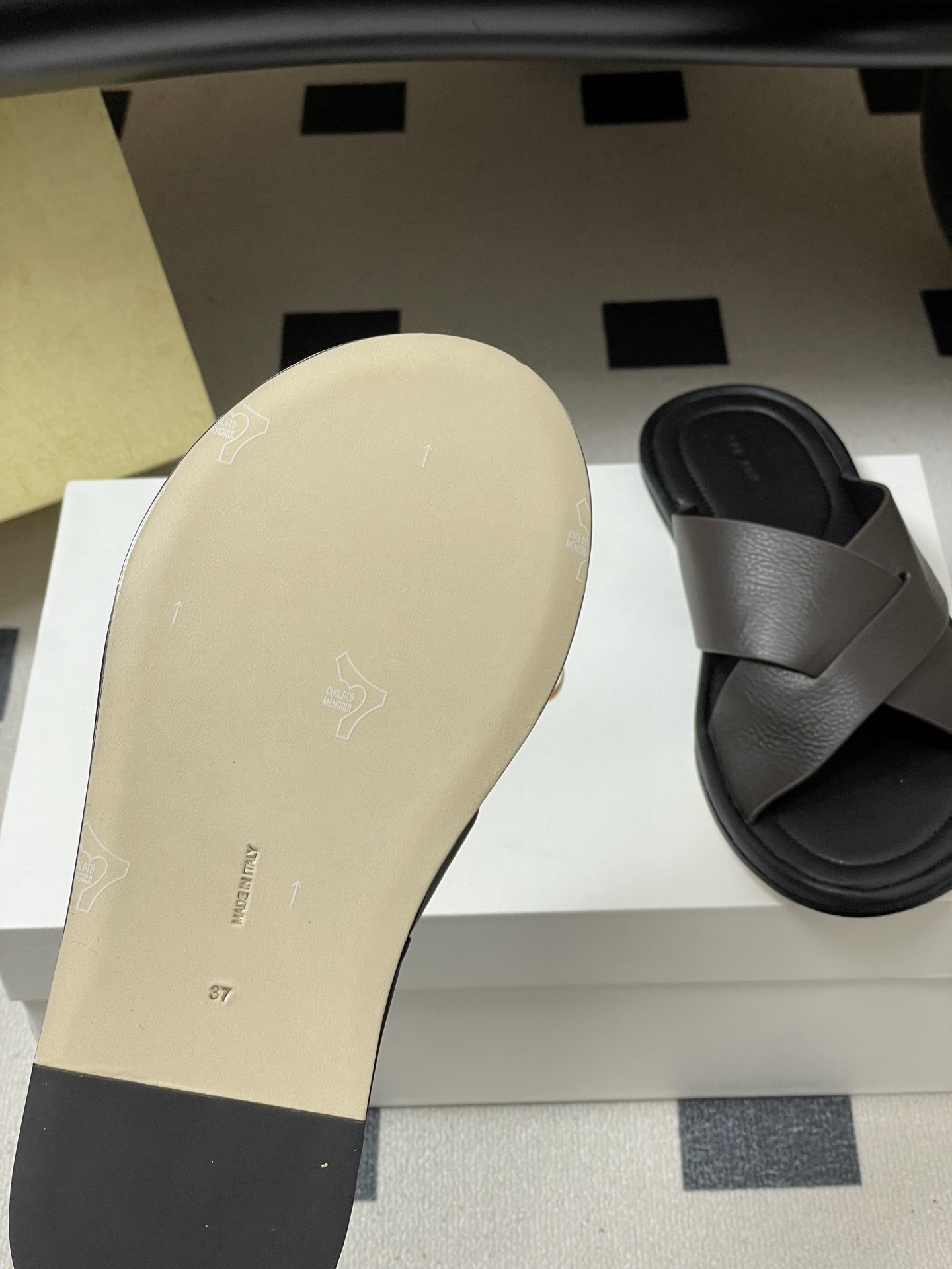 -THE ROW 26春夏新款TR简易交叉带平底凉拖鞋The Row 最大的特色是由剪裁考究的单品构成，