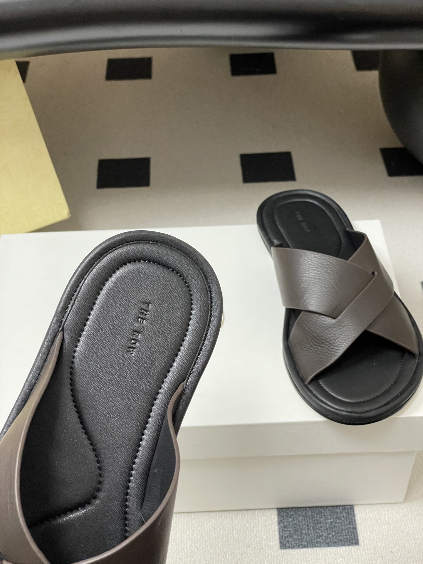 -THE ROW 26春夏新款TR简易交叉带平底凉拖鞋The Row 最大的特色是由剪裁考究的单品构成，