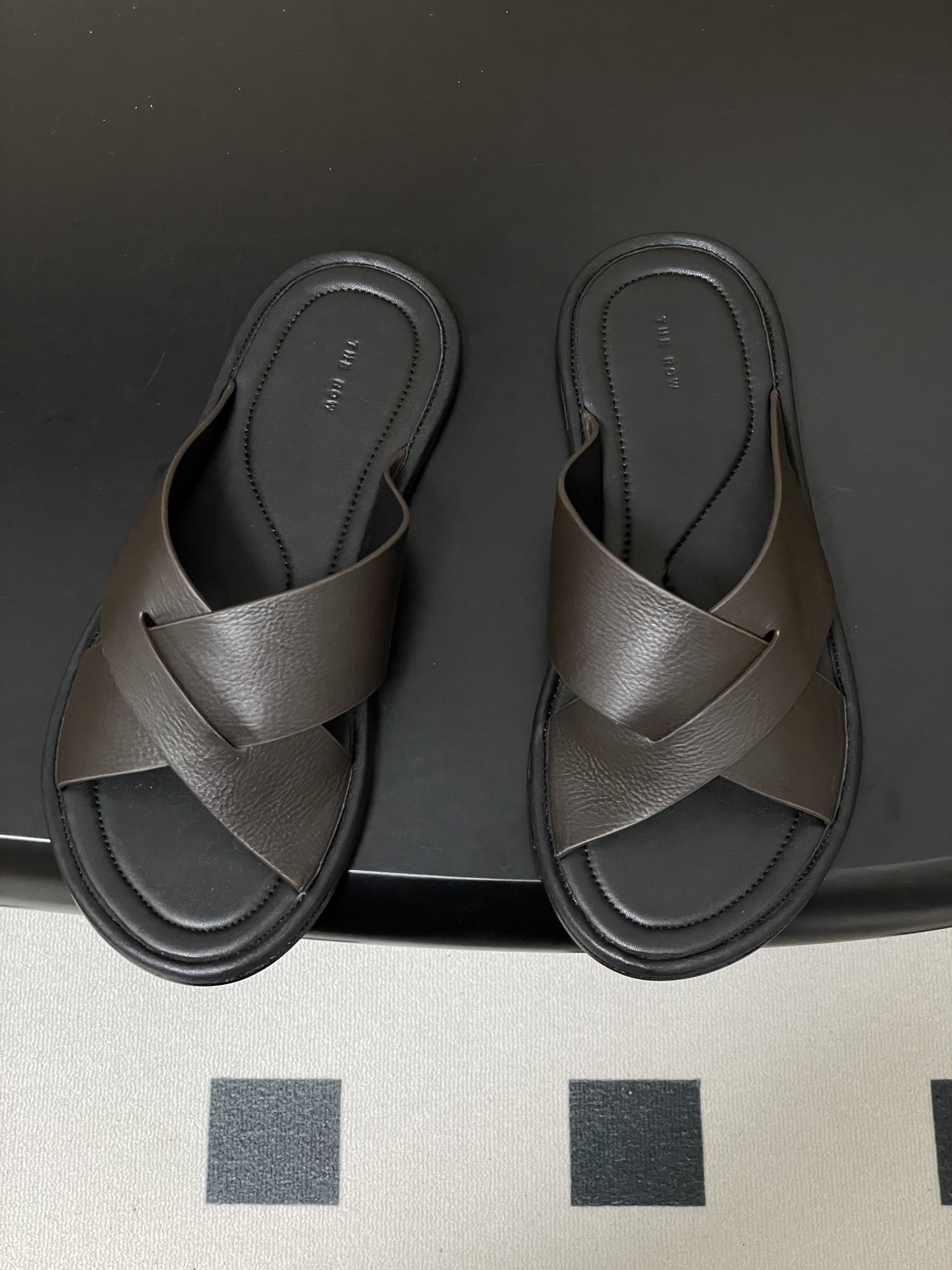 -THE ROW 26春夏新款TR简易交叉带平底凉拖鞋The Row 最大的特色是由剪裁考究的单品构成，