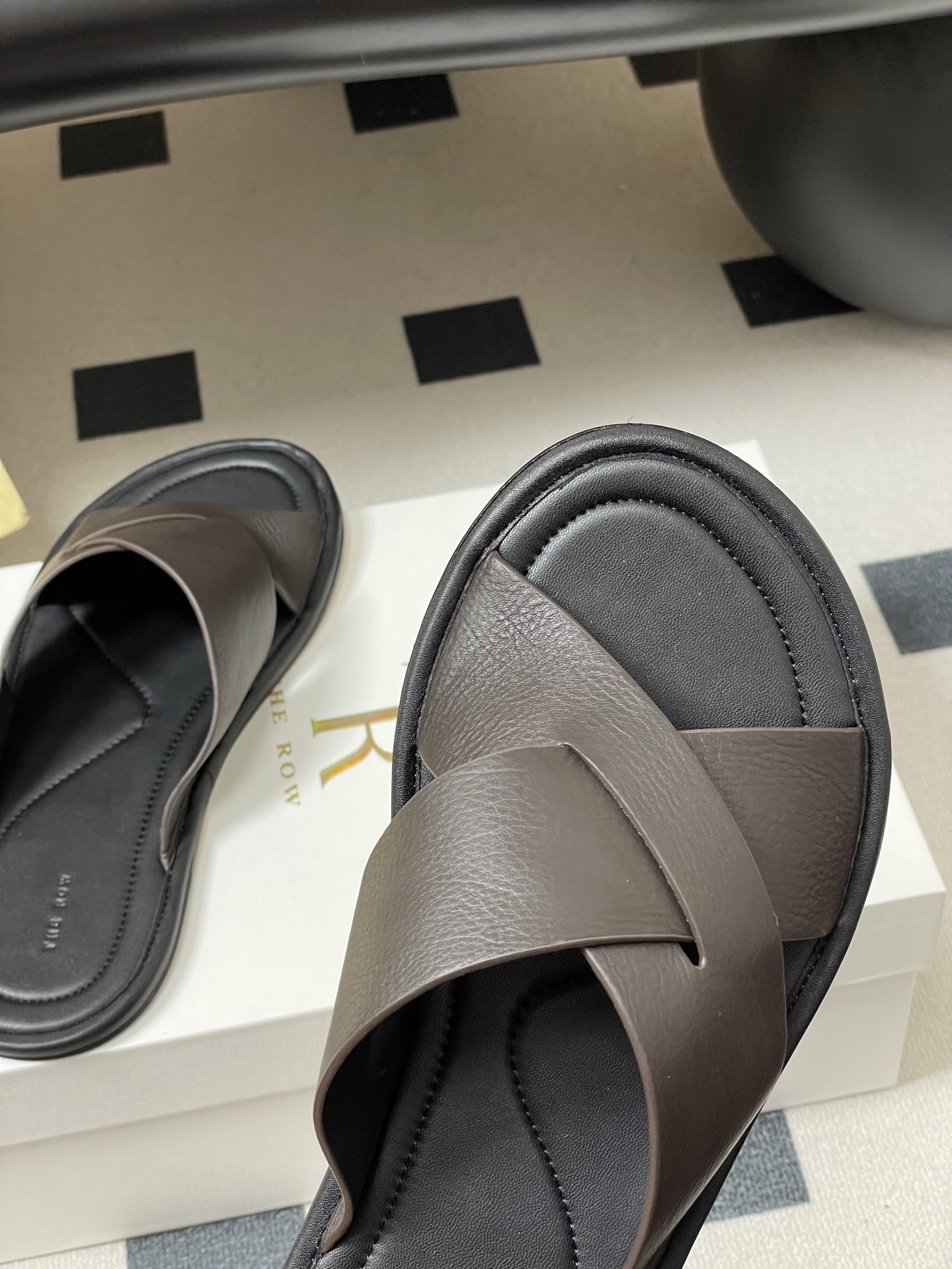 -THE ROW 26春夏新款TR简易交叉带平底凉拖鞋The Row 最大的特色是由剪裁考究的单品构成，