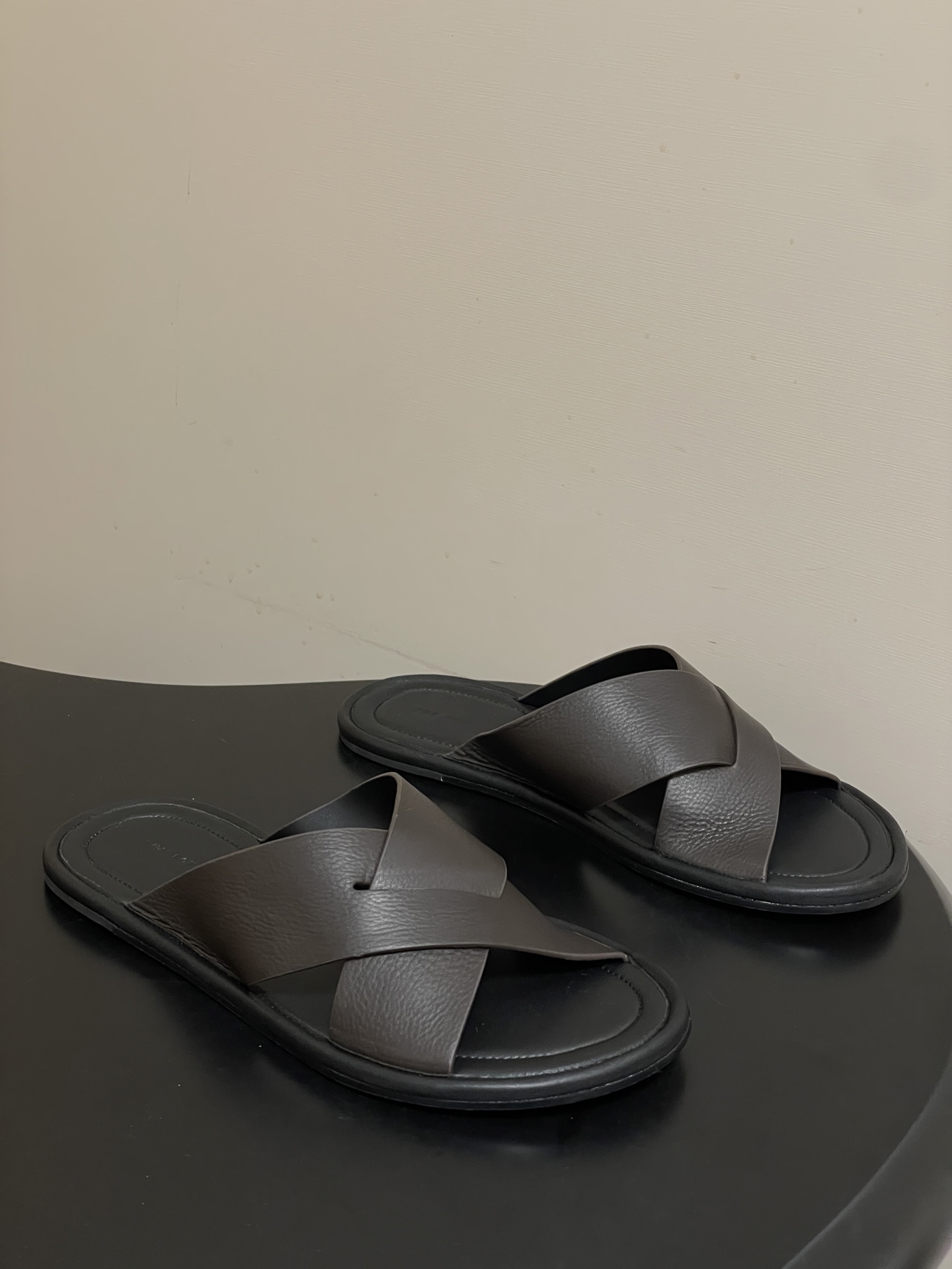 -THE ROW 26春夏新款TR简易交叉带平底凉拖鞋The Row 最大的特色是由剪裁考究的单品构成，