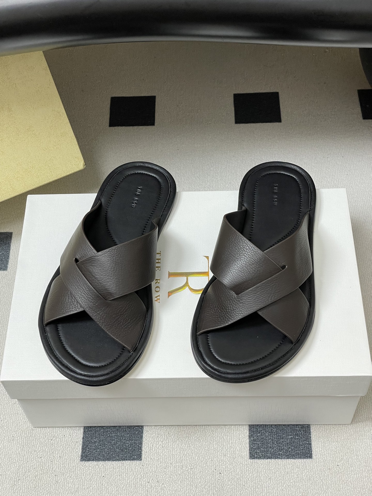 -THE ROW 26春夏新款TR简易交叉带平底凉拖鞋The Row 最大的特色是由剪裁考究的单品构成，