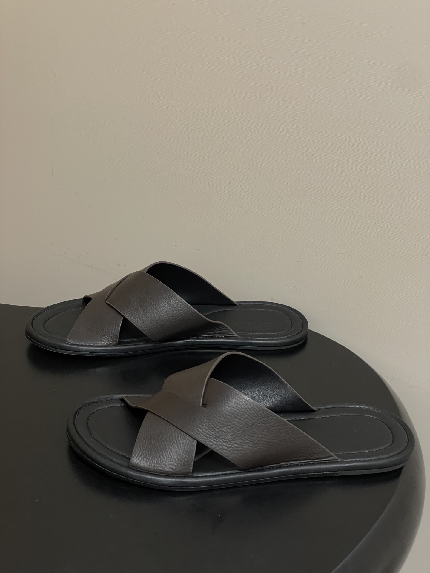 -THE ROW 26春夏新款TR简易交叉带平底凉拖鞋The Row 最大的特色是由剪裁考究的单品构成，