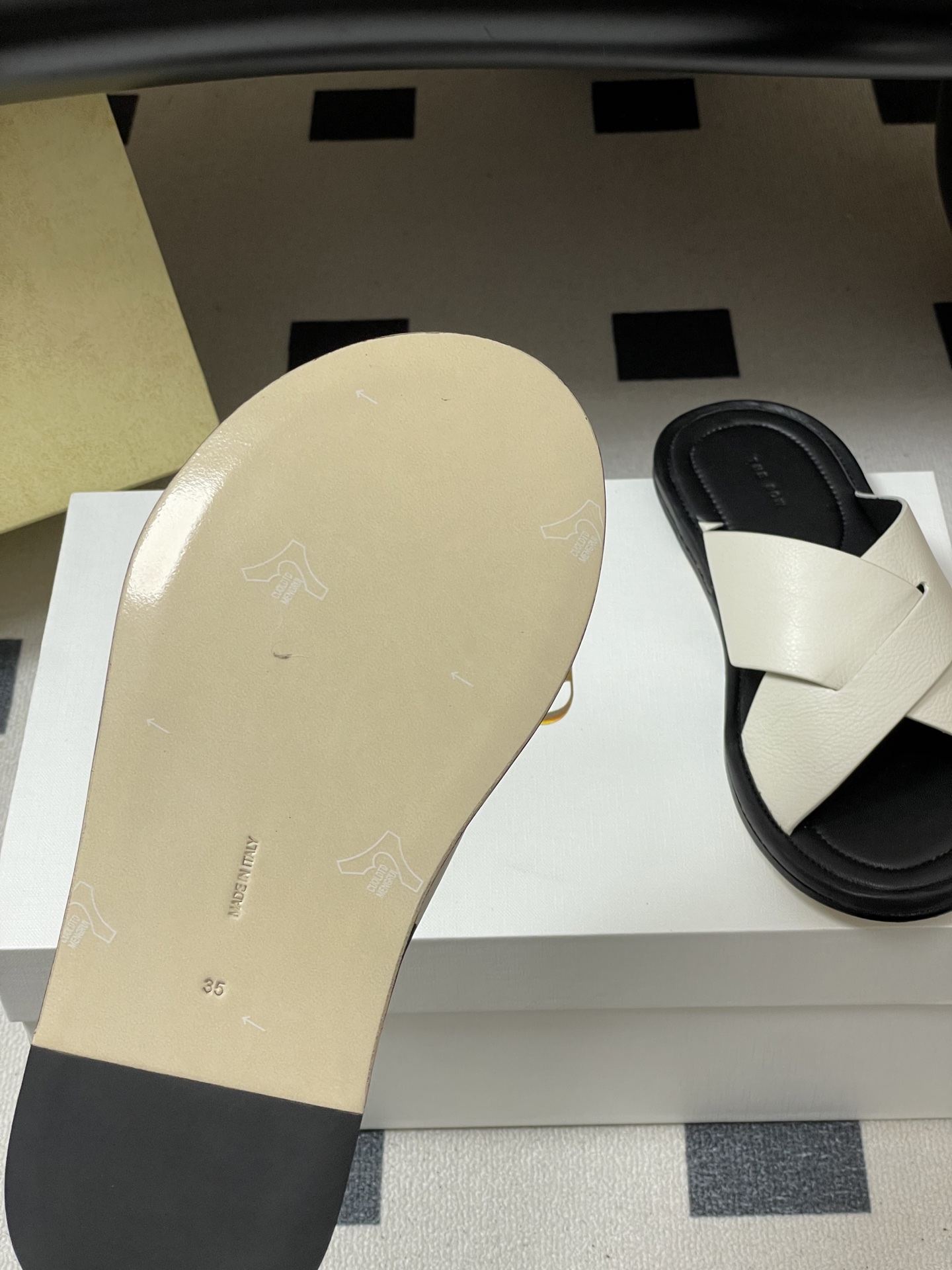 -THE ROW 26春夏新款TR简易交叉带平底凉拖鞋The Row 最大的特色是由剪裁考究的单品构成，