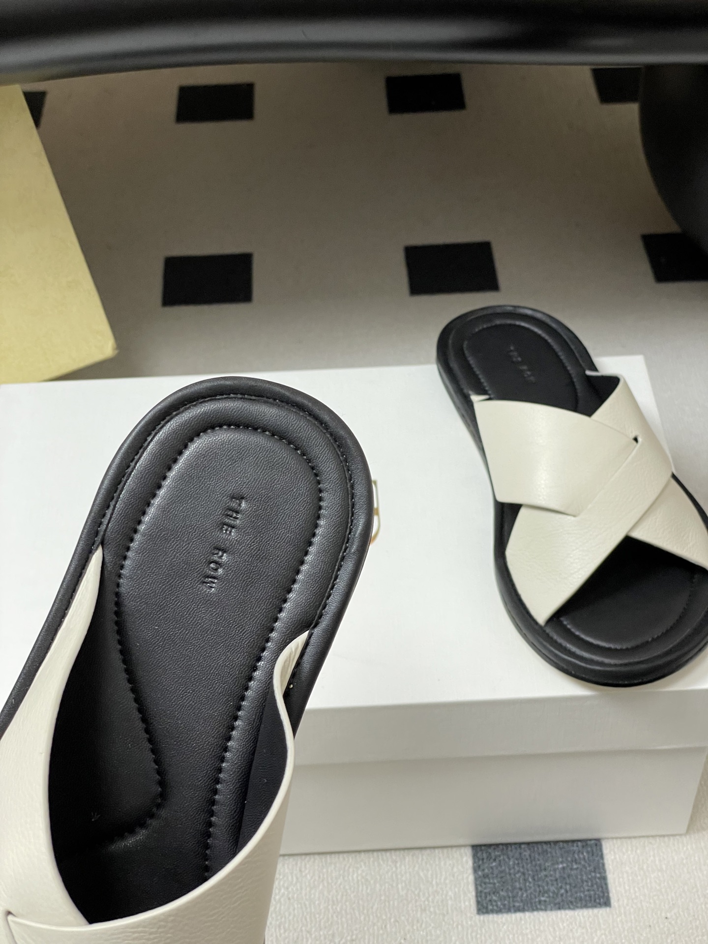 -THE ROW 26春夏新款TR简易交叉带平底凉拖鞋The Row 最大的特色是由剪裁考究的单品构成，