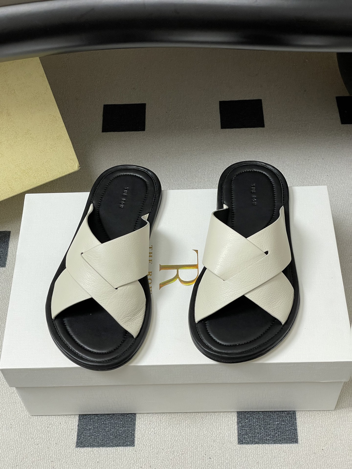 -THE ROW 26春夏新款TR简易交叉带平底凉拖鞋The Row 最大的特色是由剪裁考究的单品构成，