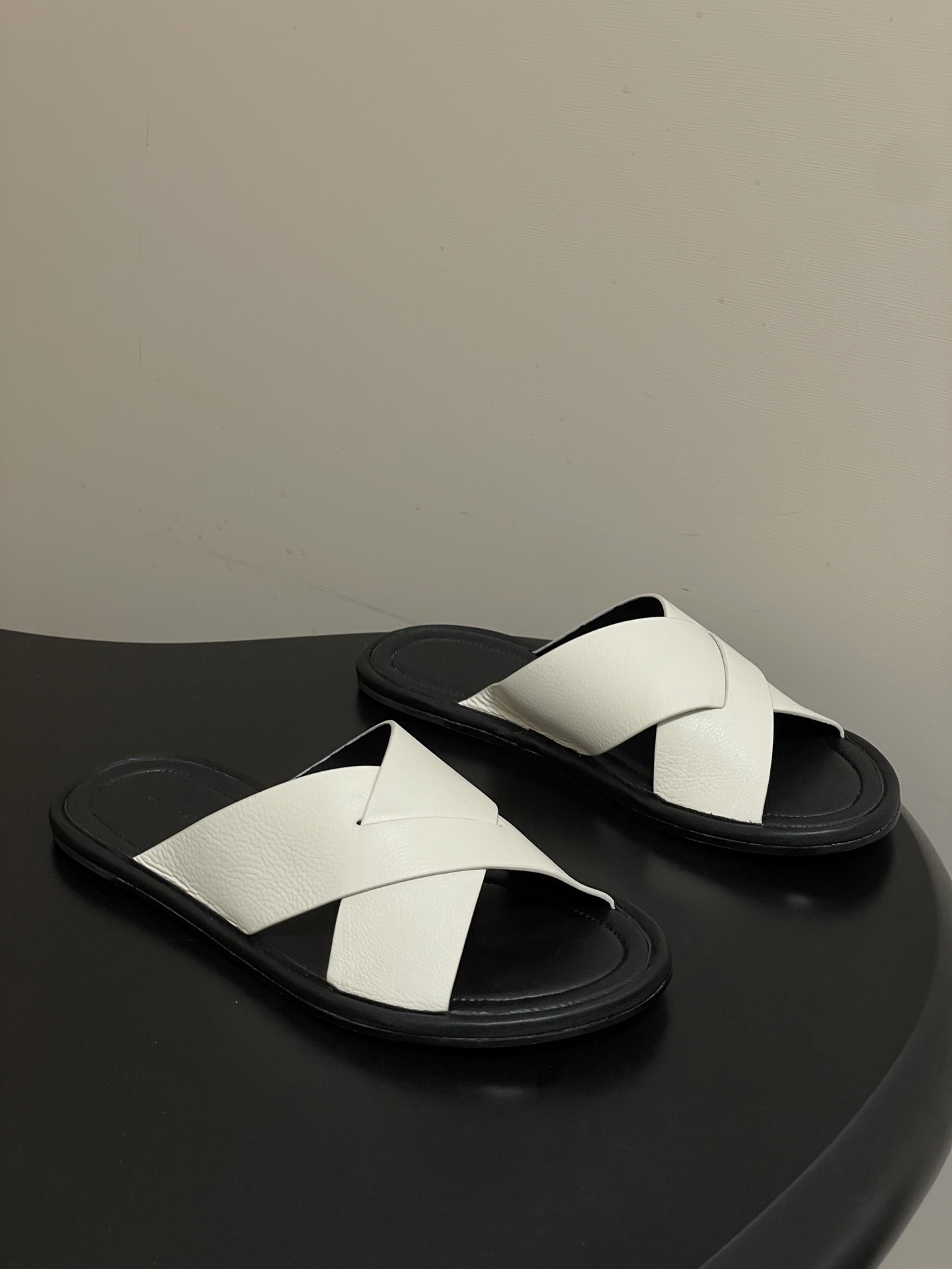 -THE ROW 26春夏新款TR简易交叉带平底凉拖鞋The Row 最大的特色是由剪裁考究的单品构成，