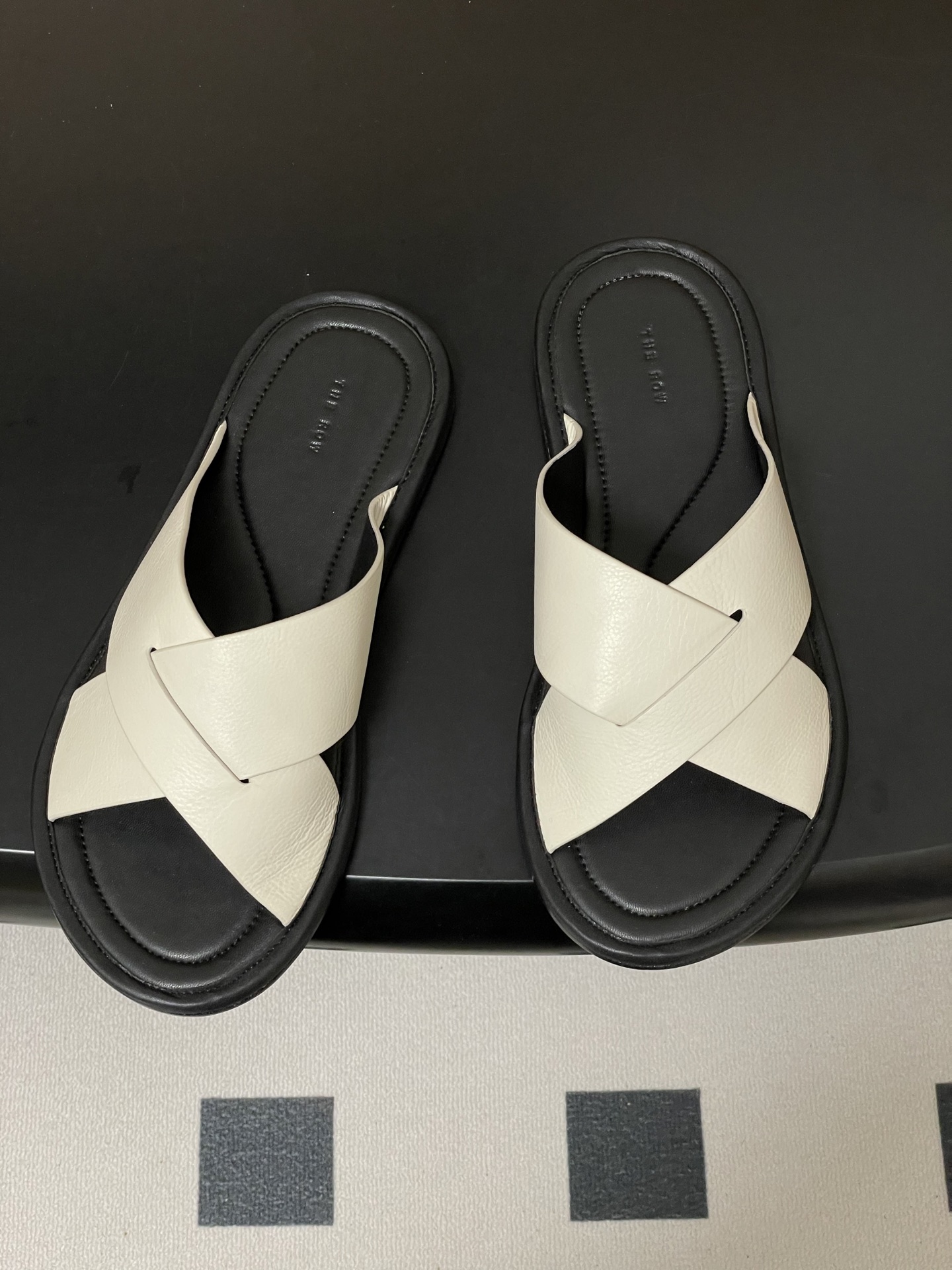 -THE ROW 26春夏新款TR简易交叉带平底凉拖鞋The Row 最大的特色是由剪裁考究的单品构成，