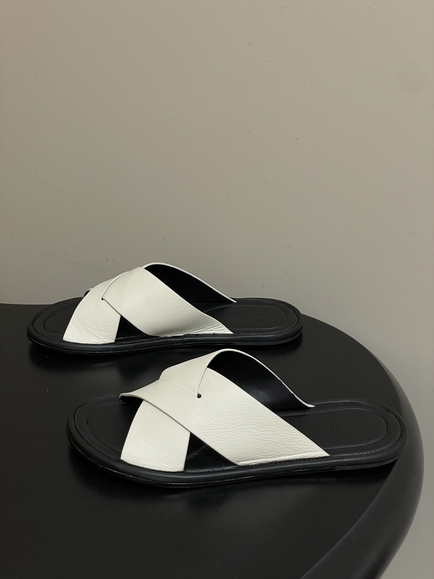 -THE ROW 26春夏新款TR简易交叉带平底凉拖鞋The Row 最大的特色是由剪裁考究的单品构成，