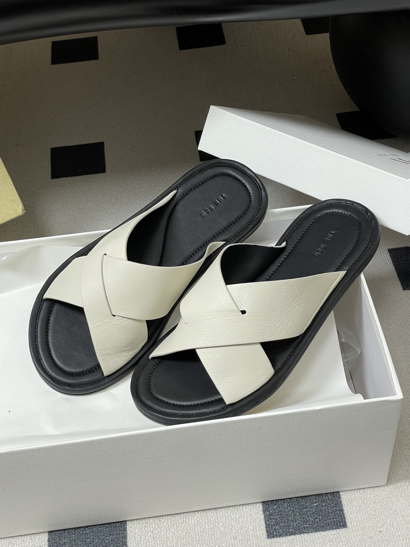 -THE ROW 26春夏新款TR简易交叉带平底凉拖鞋The Row 最大的特色是由剪裁考究的单品构成，