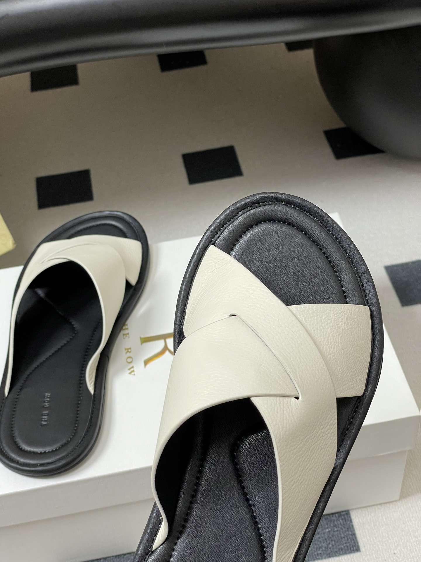 -THE ROW 26春夏新款TR简易交叉带平底凉拖鞋The Row 最大的特色是由剪裁考究的单品构成，