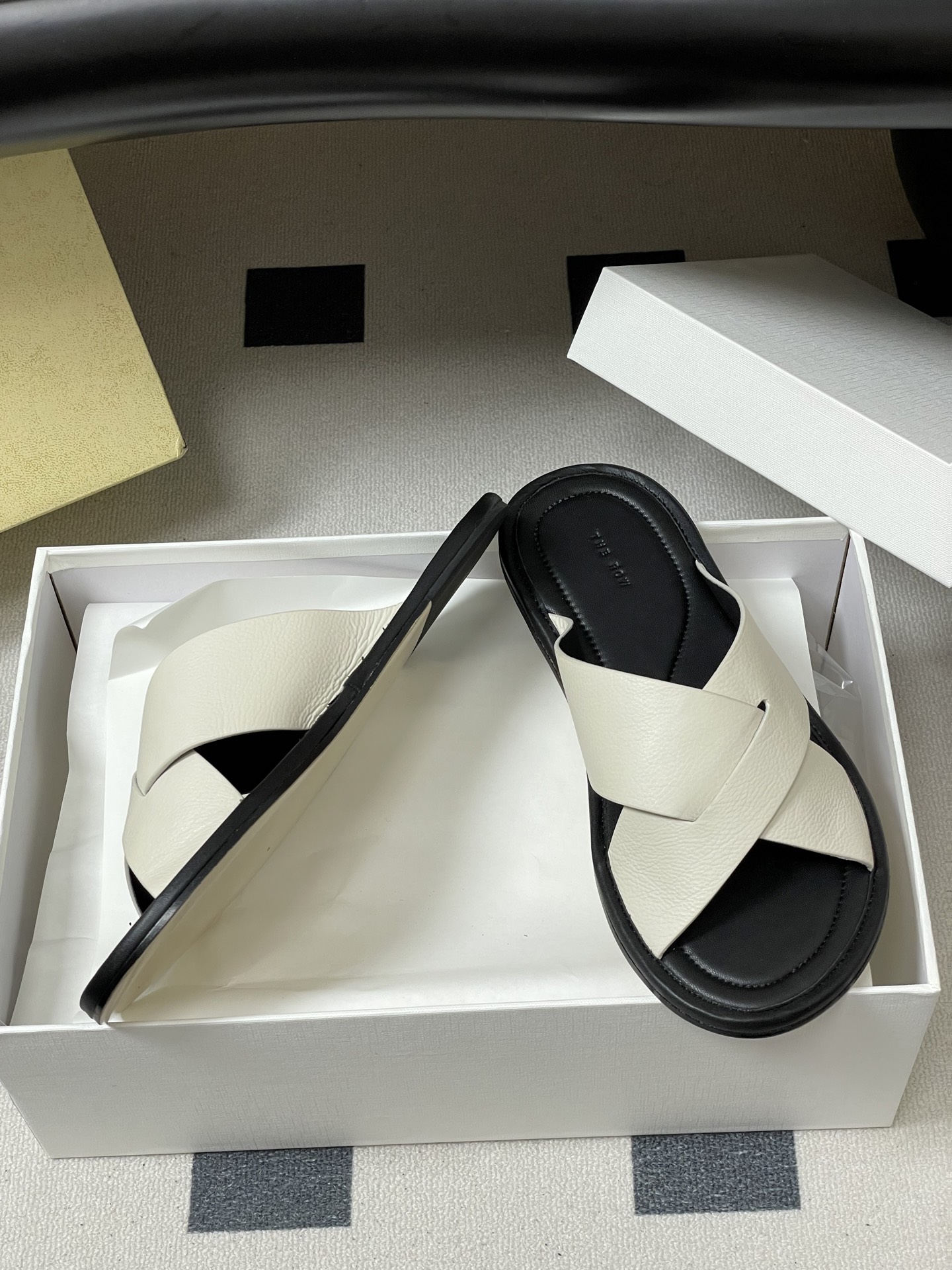 -THE ROW 26春夏新款TR简易交叉带平底凉拖鞋The Row 最大的特色是由剪裁考究的单品构成，