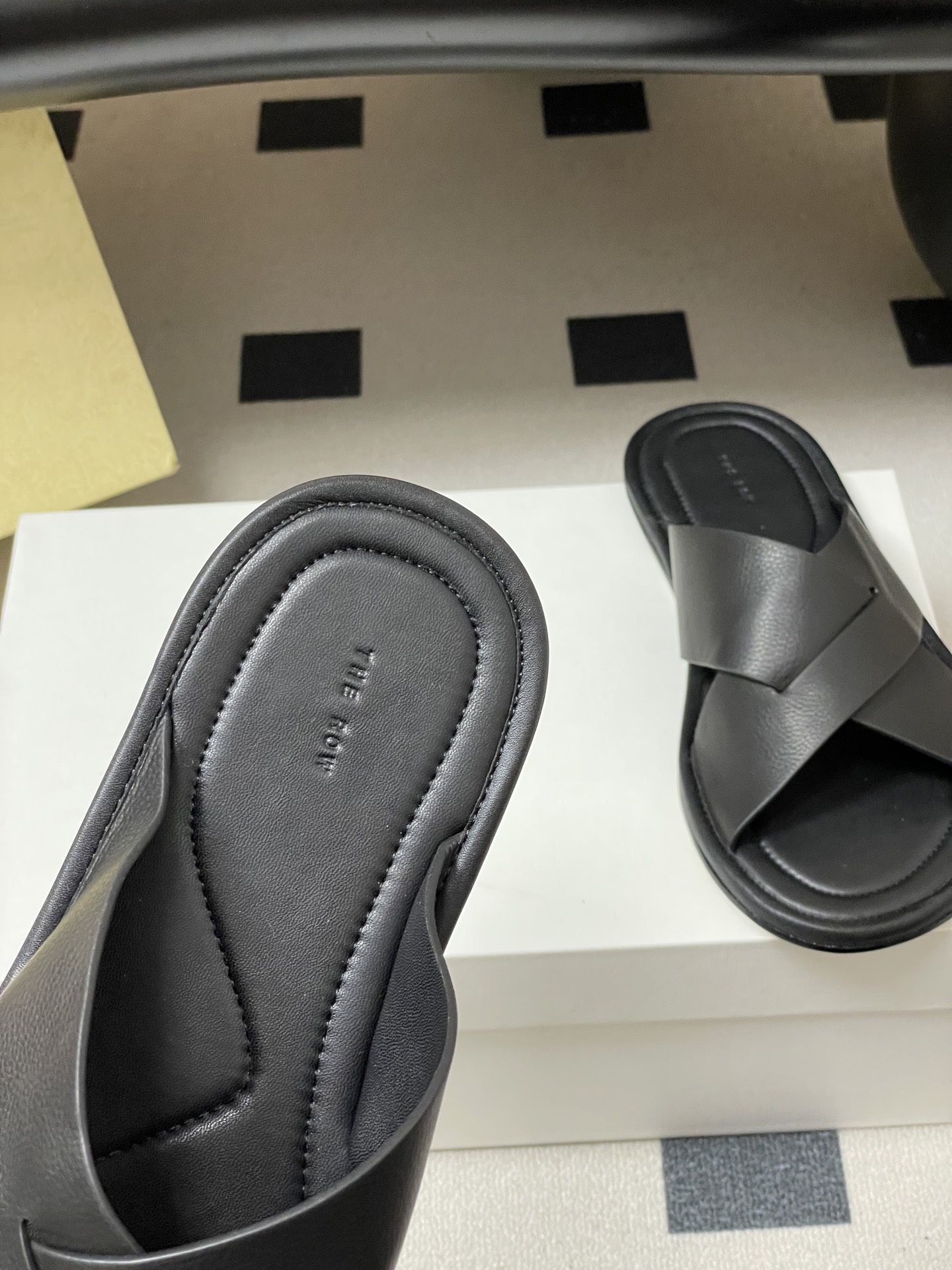 -THE ROW 26春夏新款TR简易交叉带平底凉拖鞋The Row 最大的特色是由剪裁考究的单品构成，