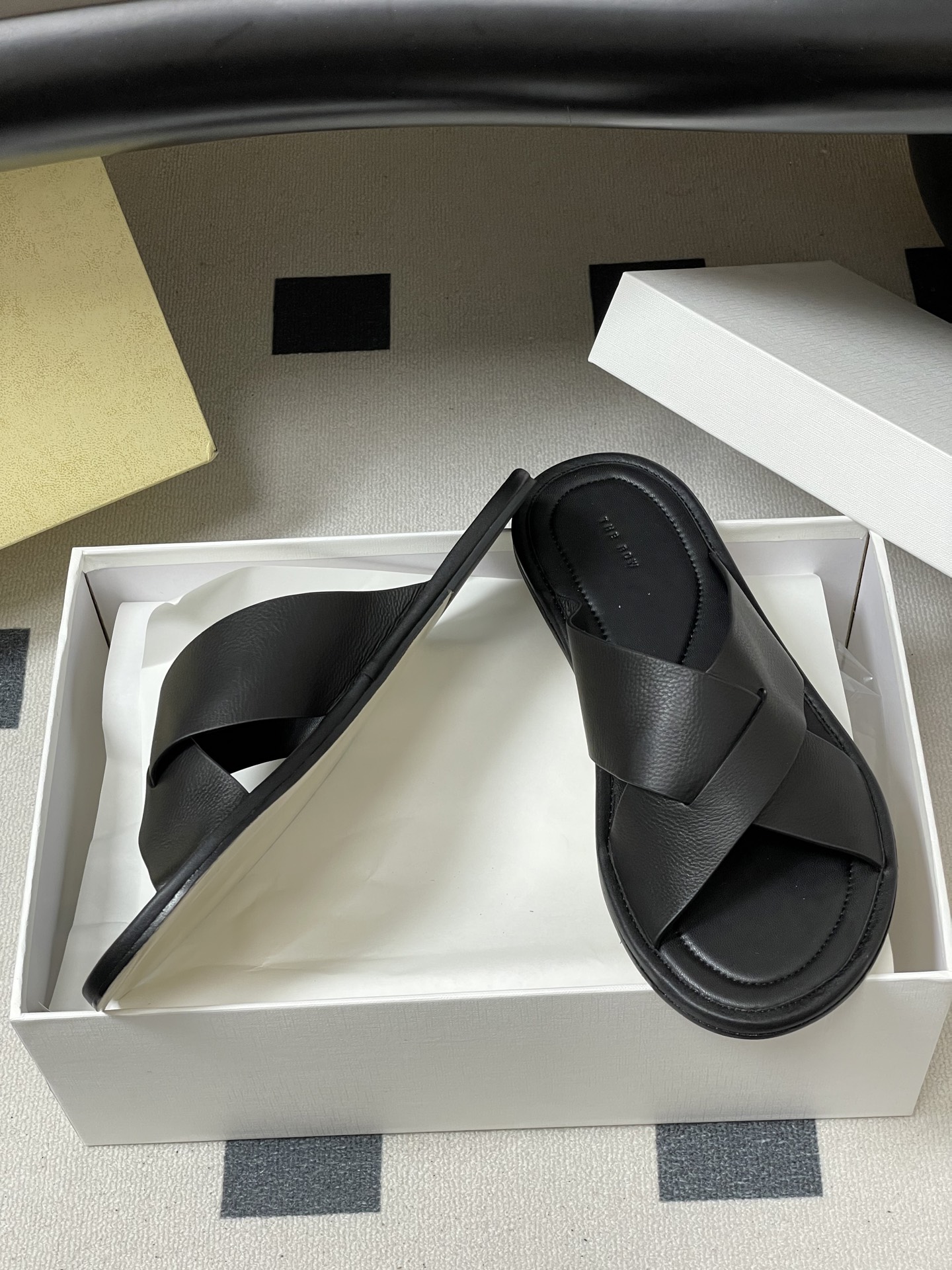 -THE ROW 26春夏新款TR简易交叉带平底凉拖鞋The Row 最大的特色是由剪裁考究的单品构成，