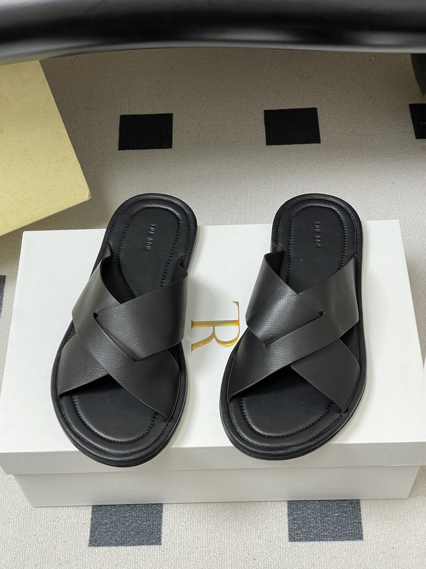 -THE ROW 26春夏新款TR简易交叉带平底凉拖鞋The Row 最大的特色是由剪裁考究的单品构成，