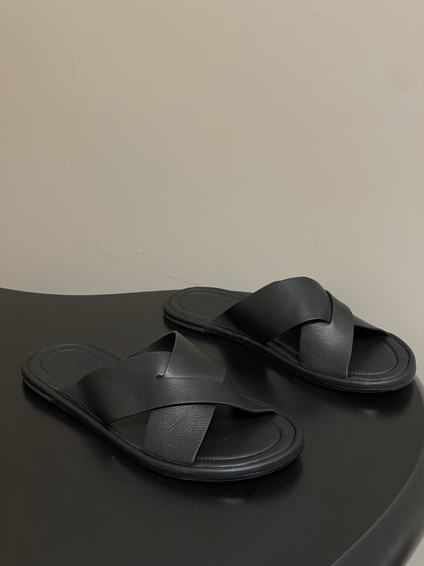 -THE ROW 26春夏新款TR简易交叉带平底凉拖鞋The Row 最大的特色是由剪裁考究的单品构成，